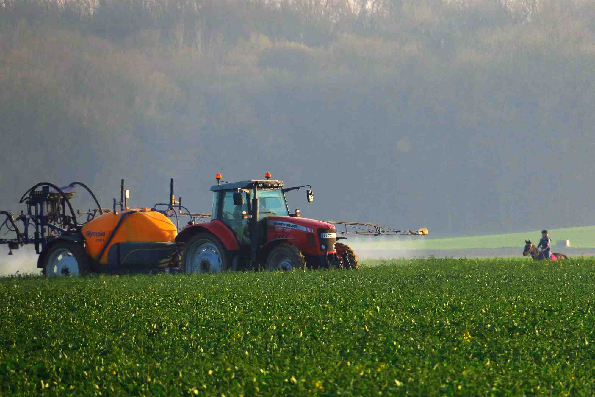 pesticides, épandage, tracteur, agriculteur, population, pollution chimique, champ