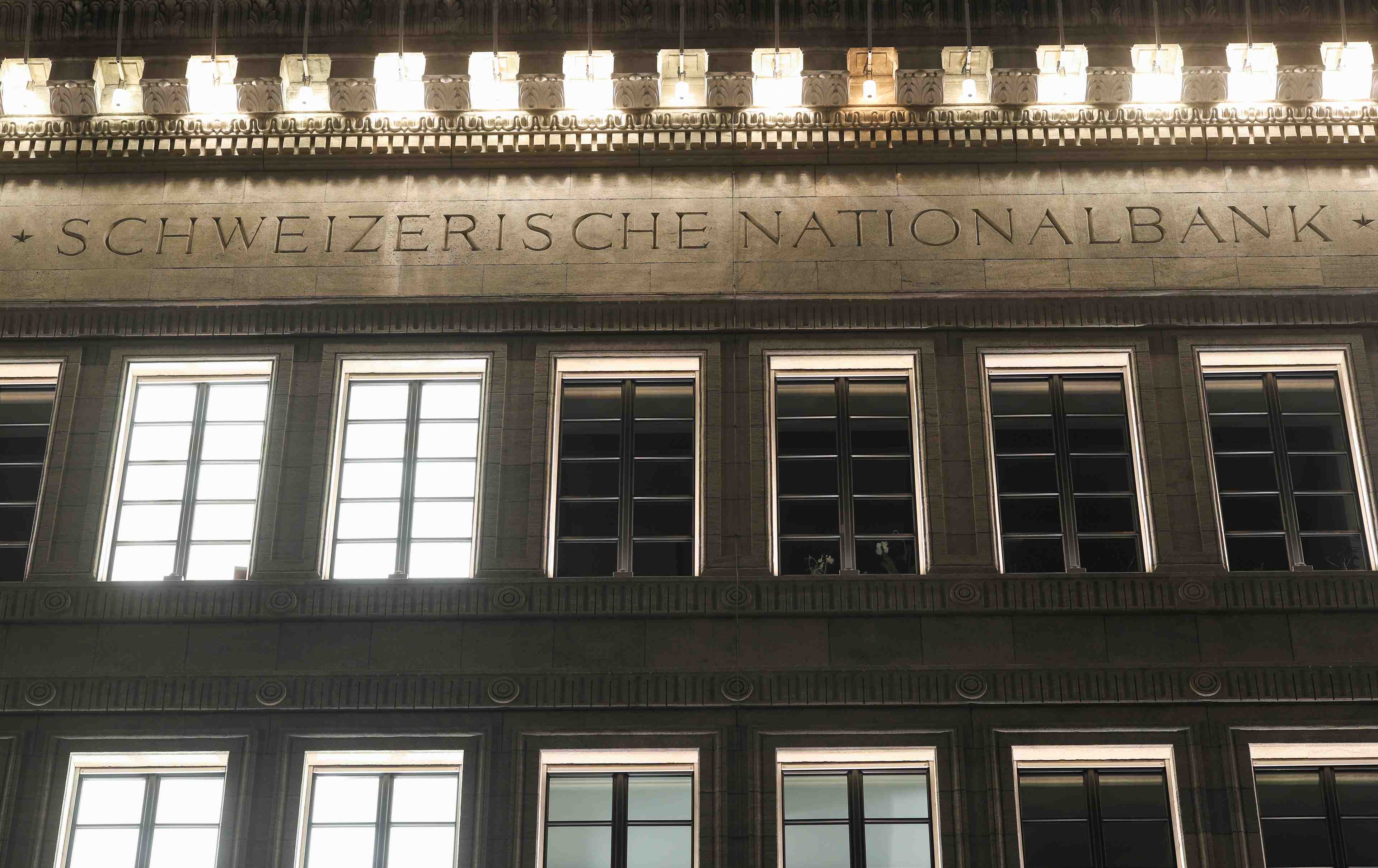 Suisse: la bns maintient ses taux negatifs, prete a agir pour le franc