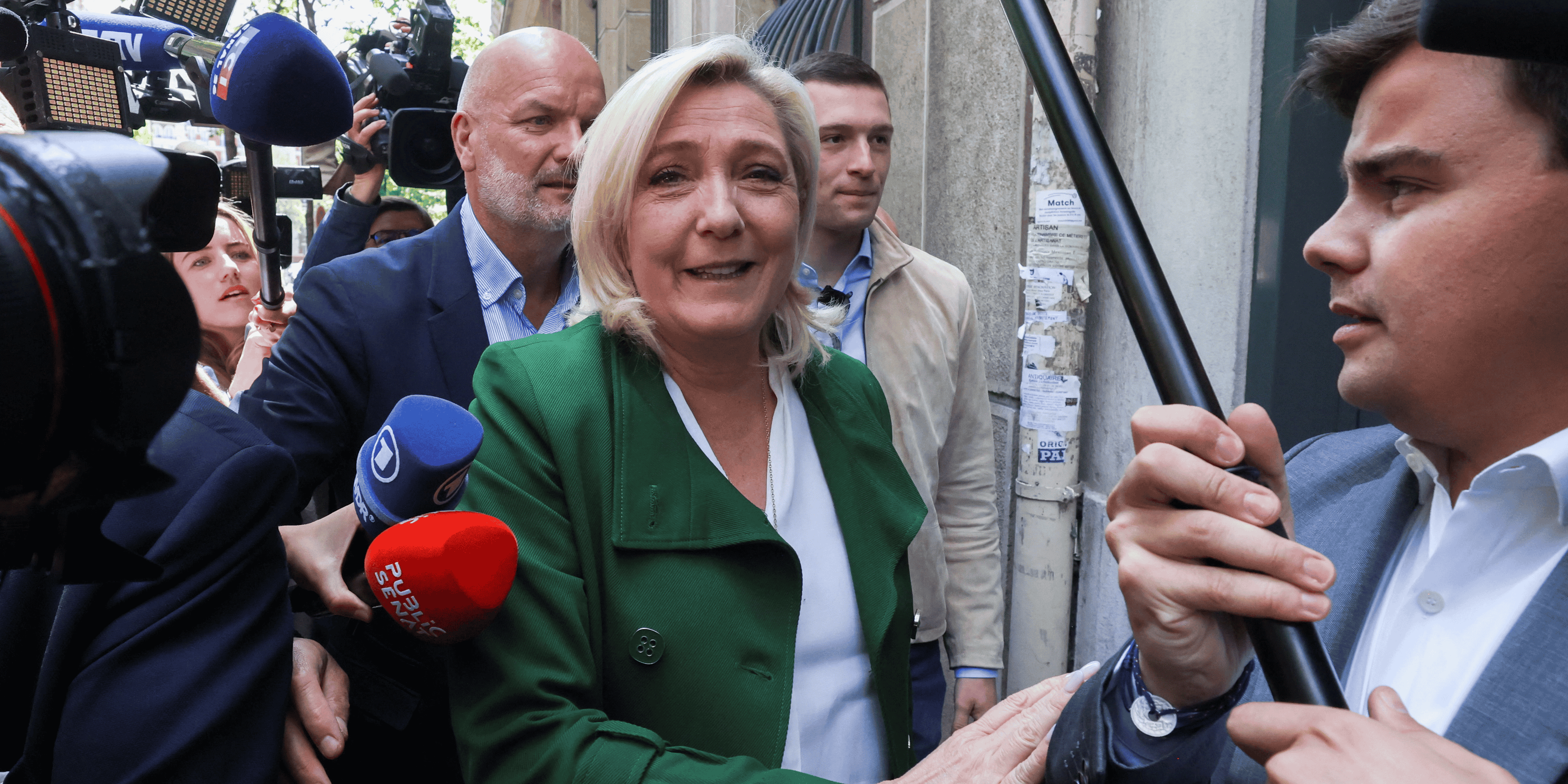 Legislatives: marine le pen se presente en premiere opposante a emmanuel macron
