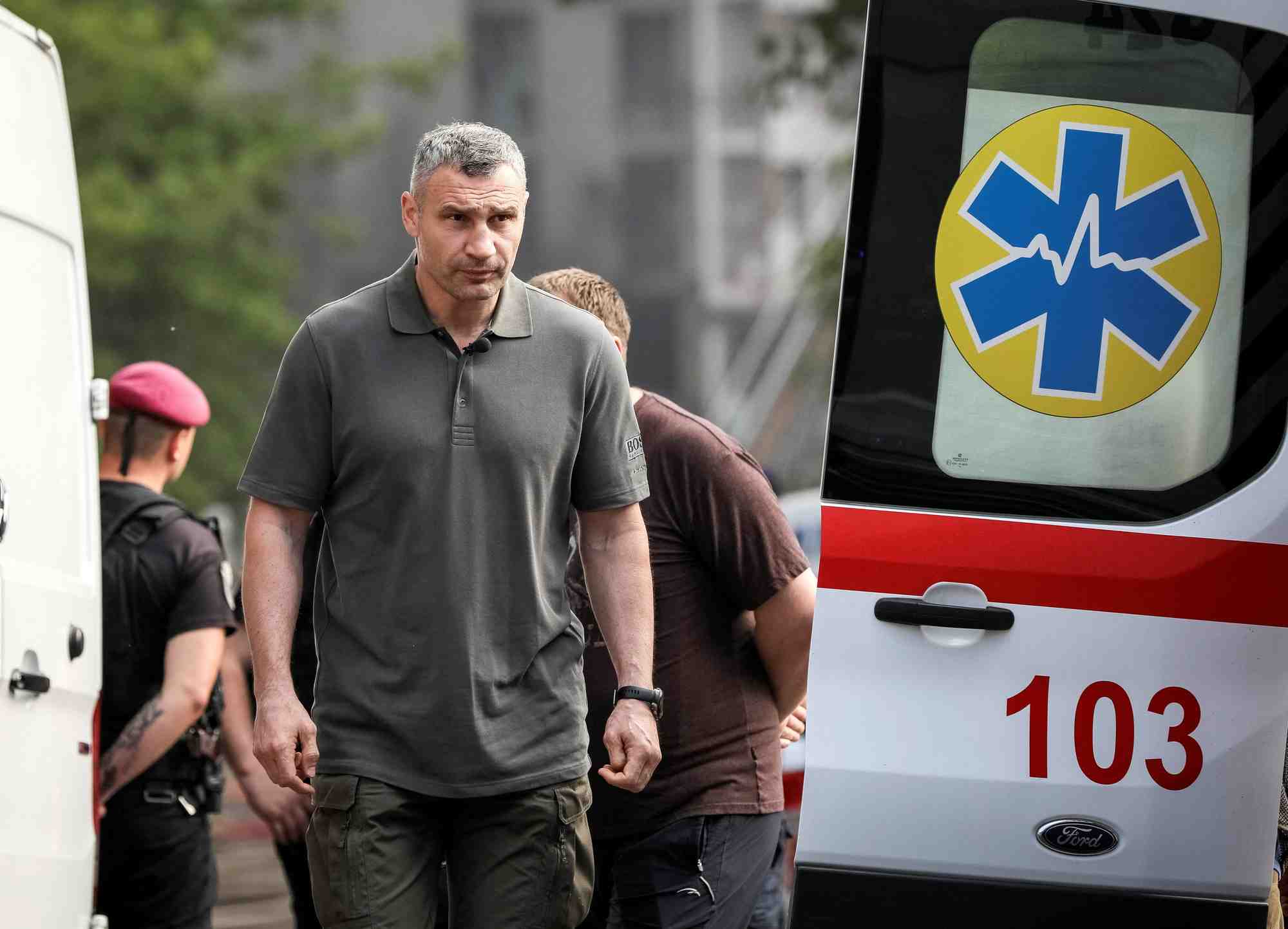 Photo d'archives du maire de kyiv, vitali klitschko, visitant un immeuble d'habitation detruit par un tir de missile a kyiv