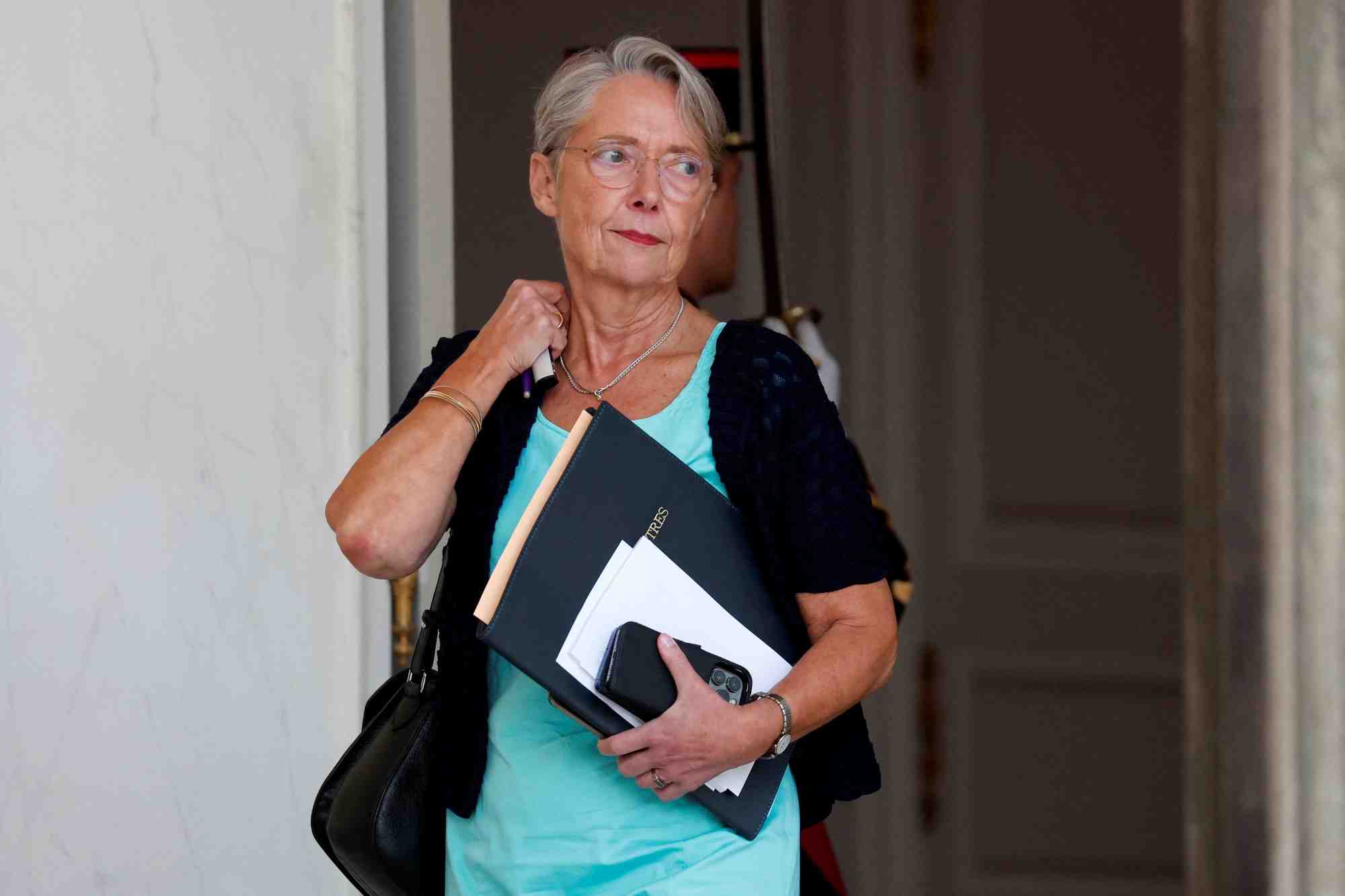 Le premier ministre francais elisabeth borne quitte le palais de l'elysee
