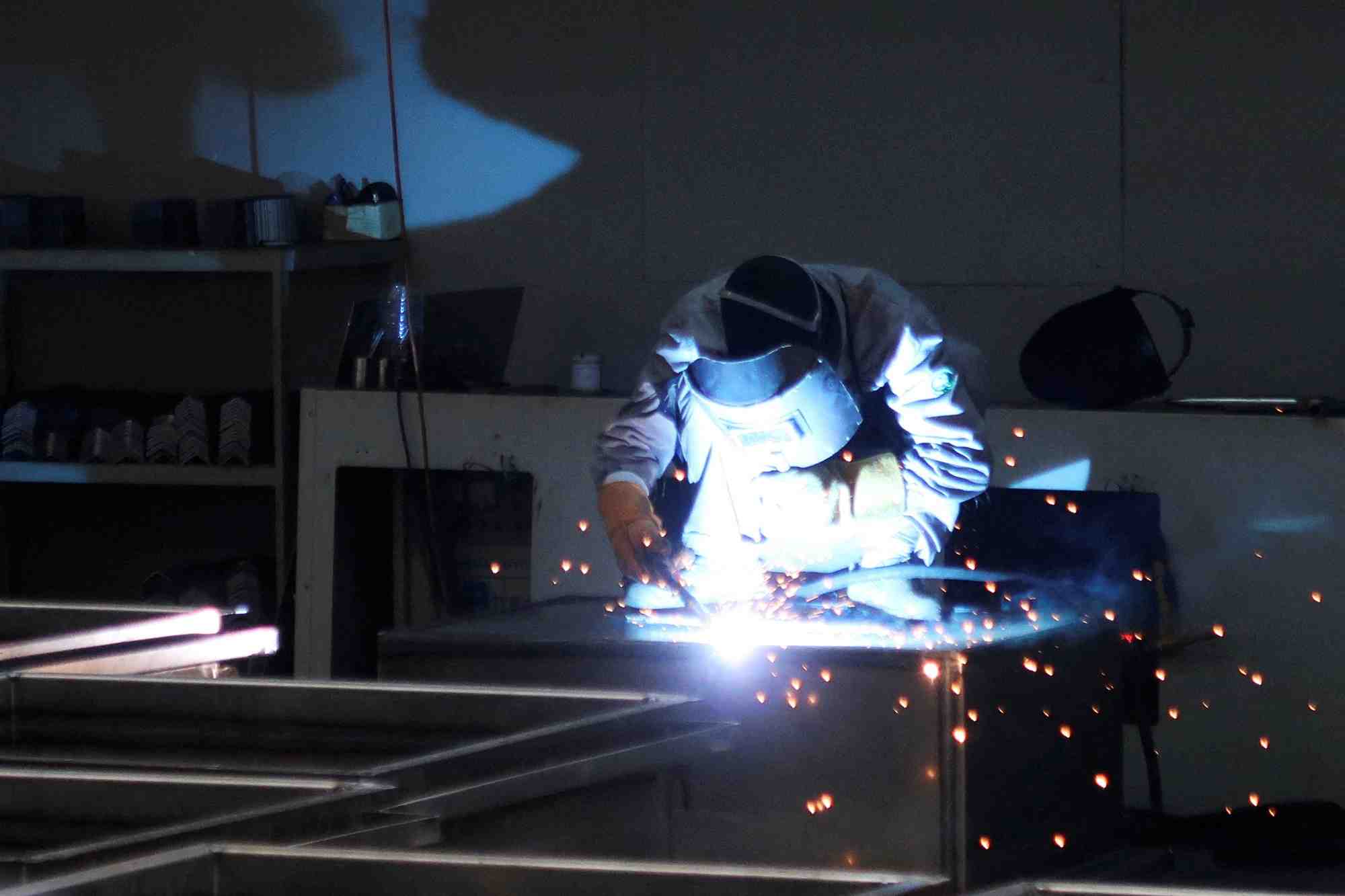 Des employes travaillent dans l'usine de filtres-presses de jingjin a dezhou