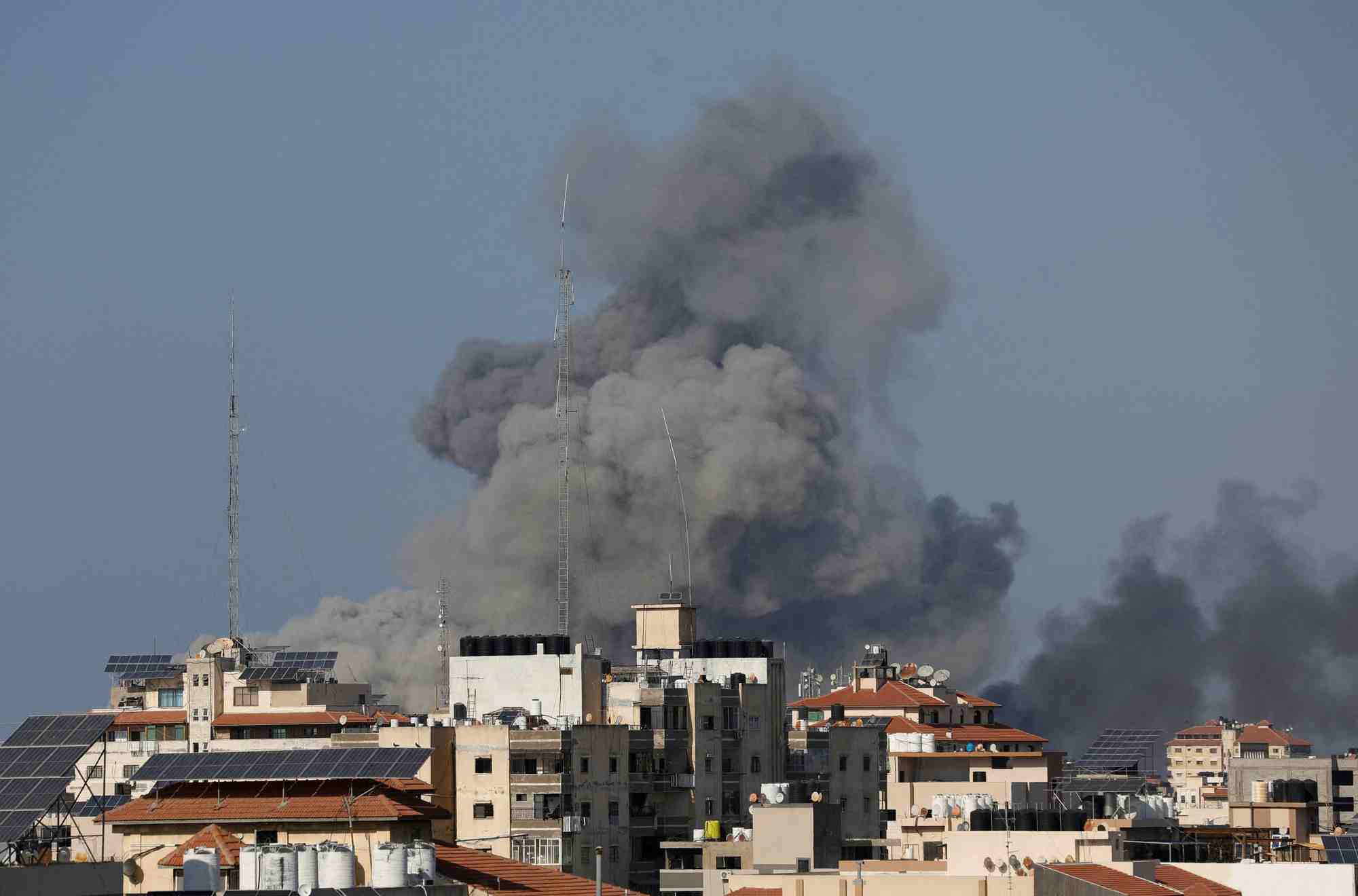 La fumee s'eleve a la suite des frappes israeliennes a gaza