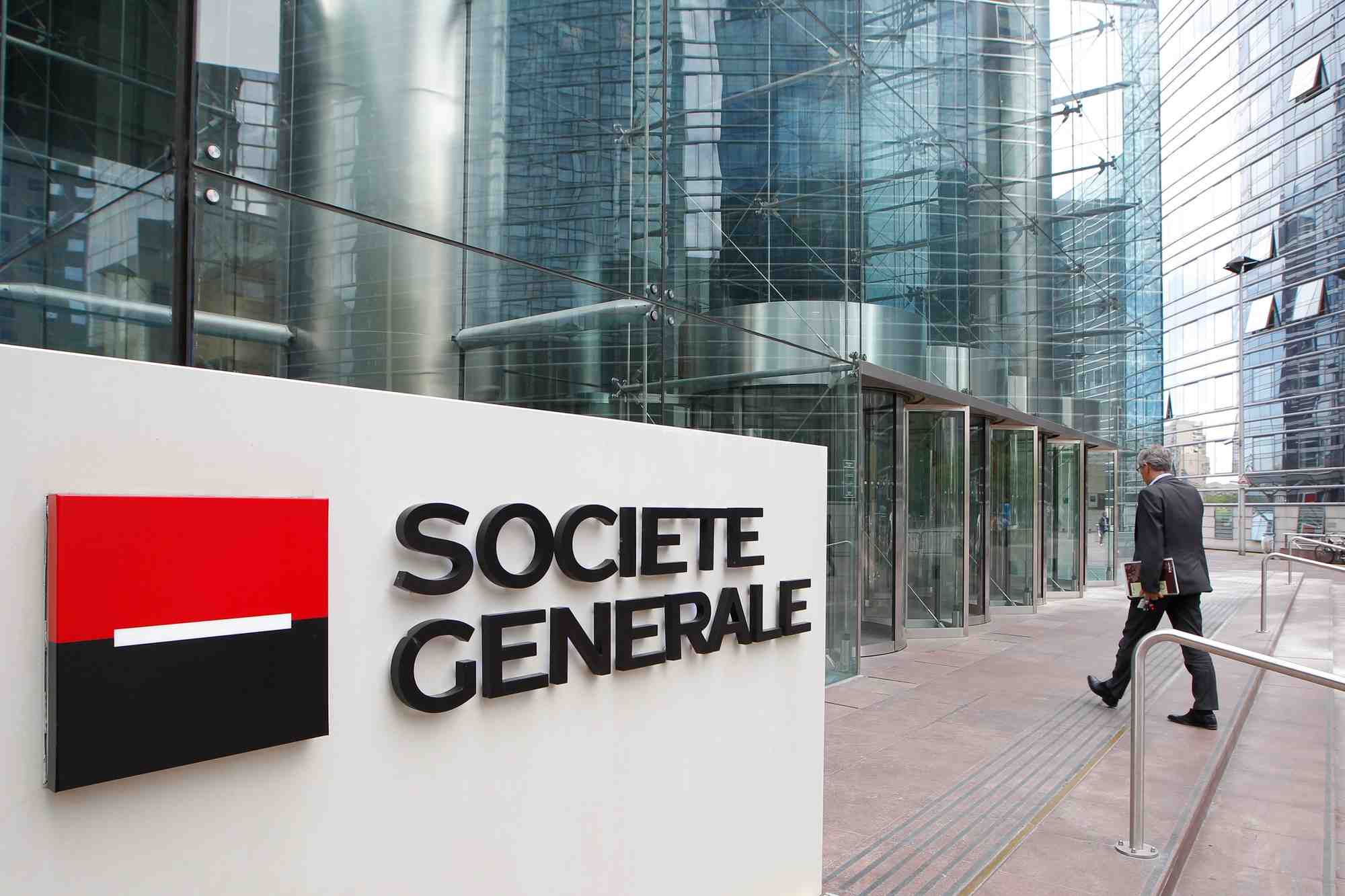 Un employe entre dans le siege de la societe generale, a la defense