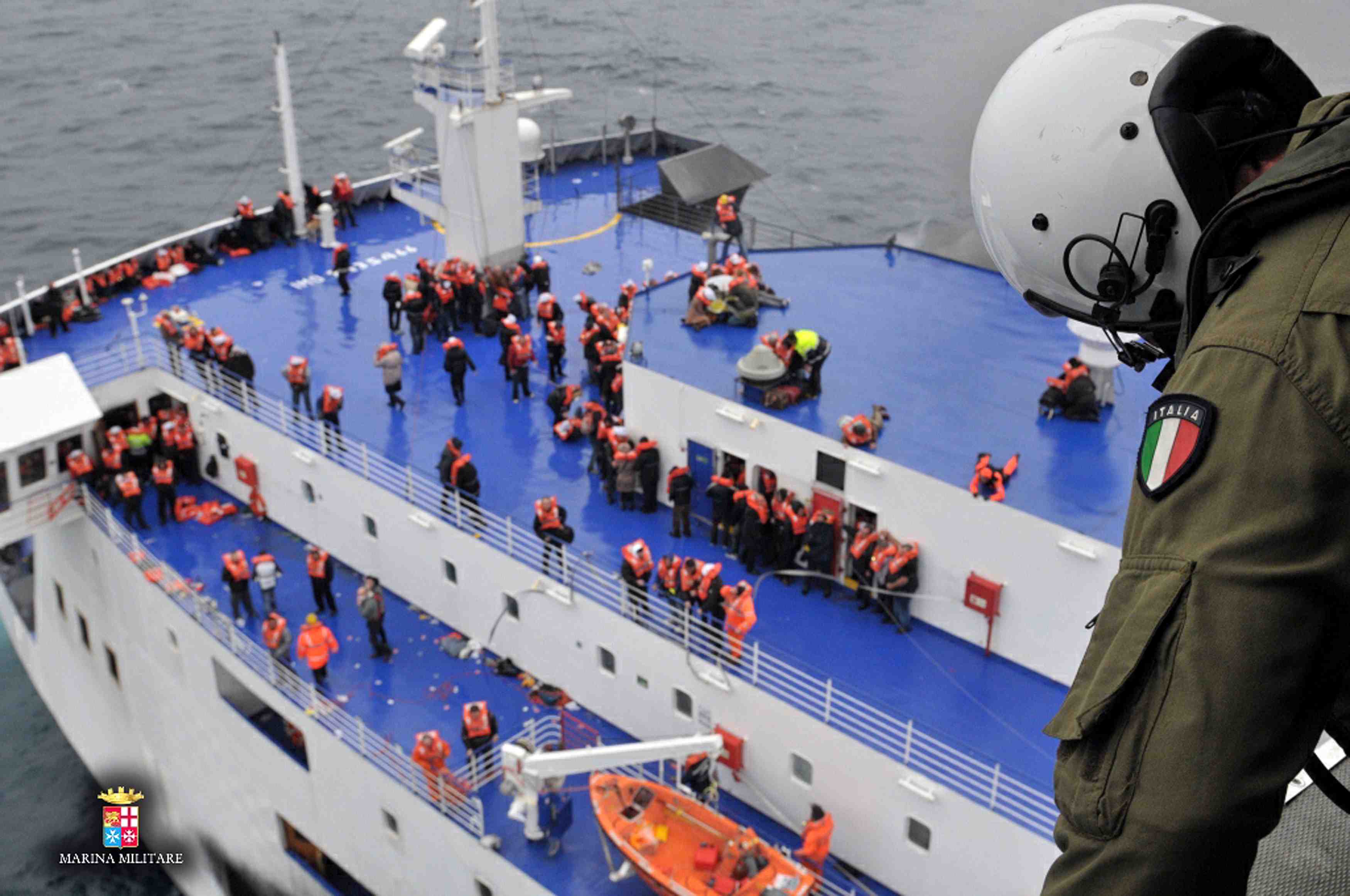 Plus de 200 personnes encore a bord du ferry incendie