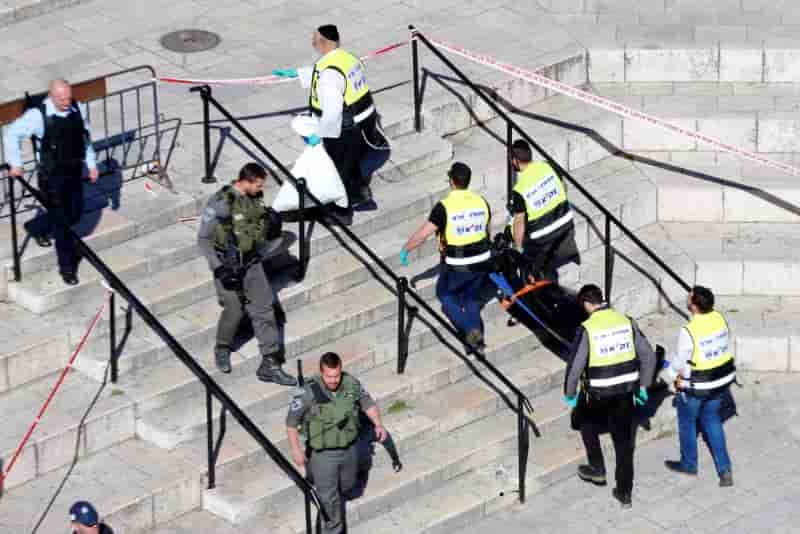 Un palestinien tue apres avoir poignarde deux policiers israeliens