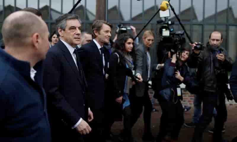 Attaque par bayrou, fillon peine a relancer sa campagne