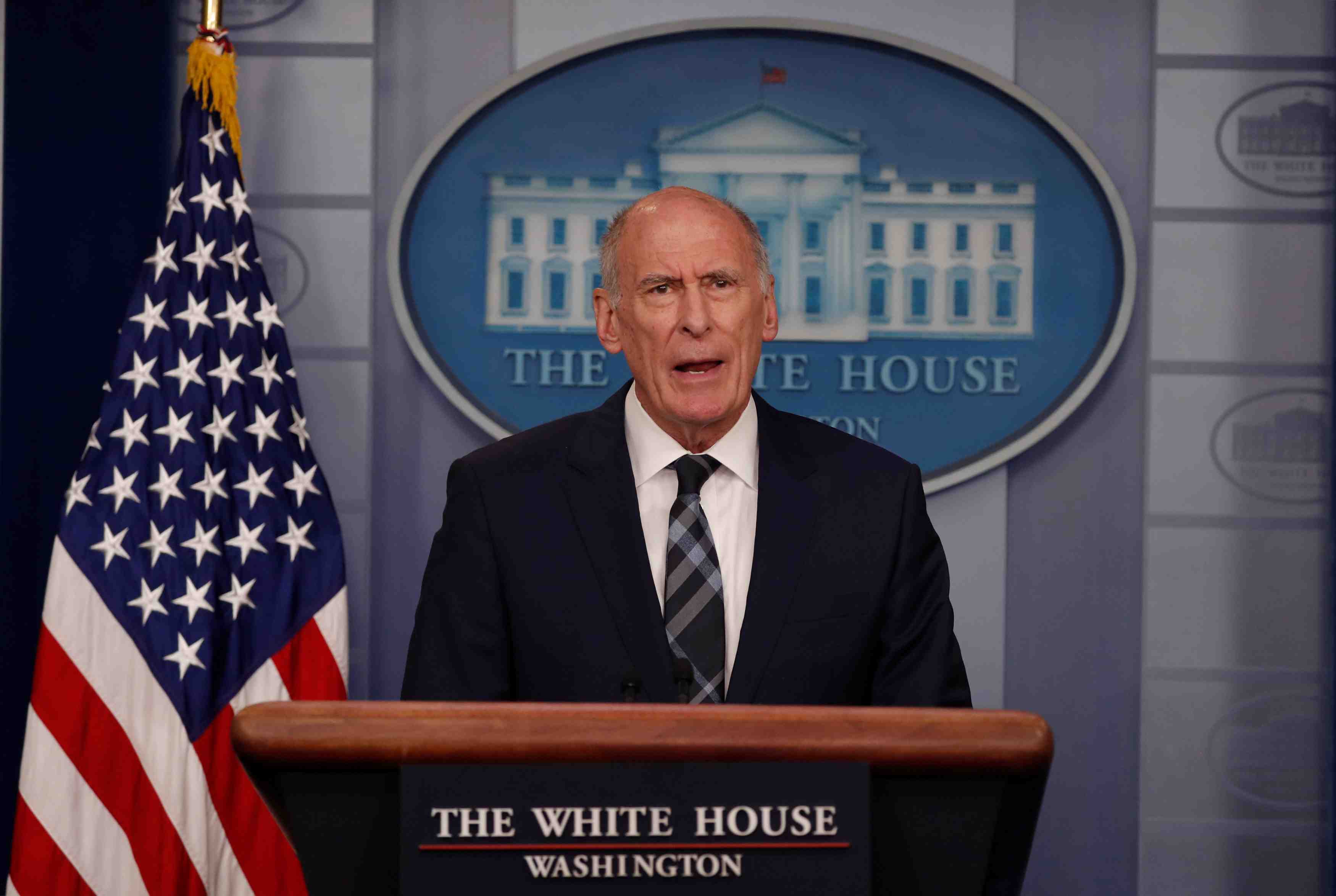 La russie continue a vouloir affaiblir les elections, dit coats
