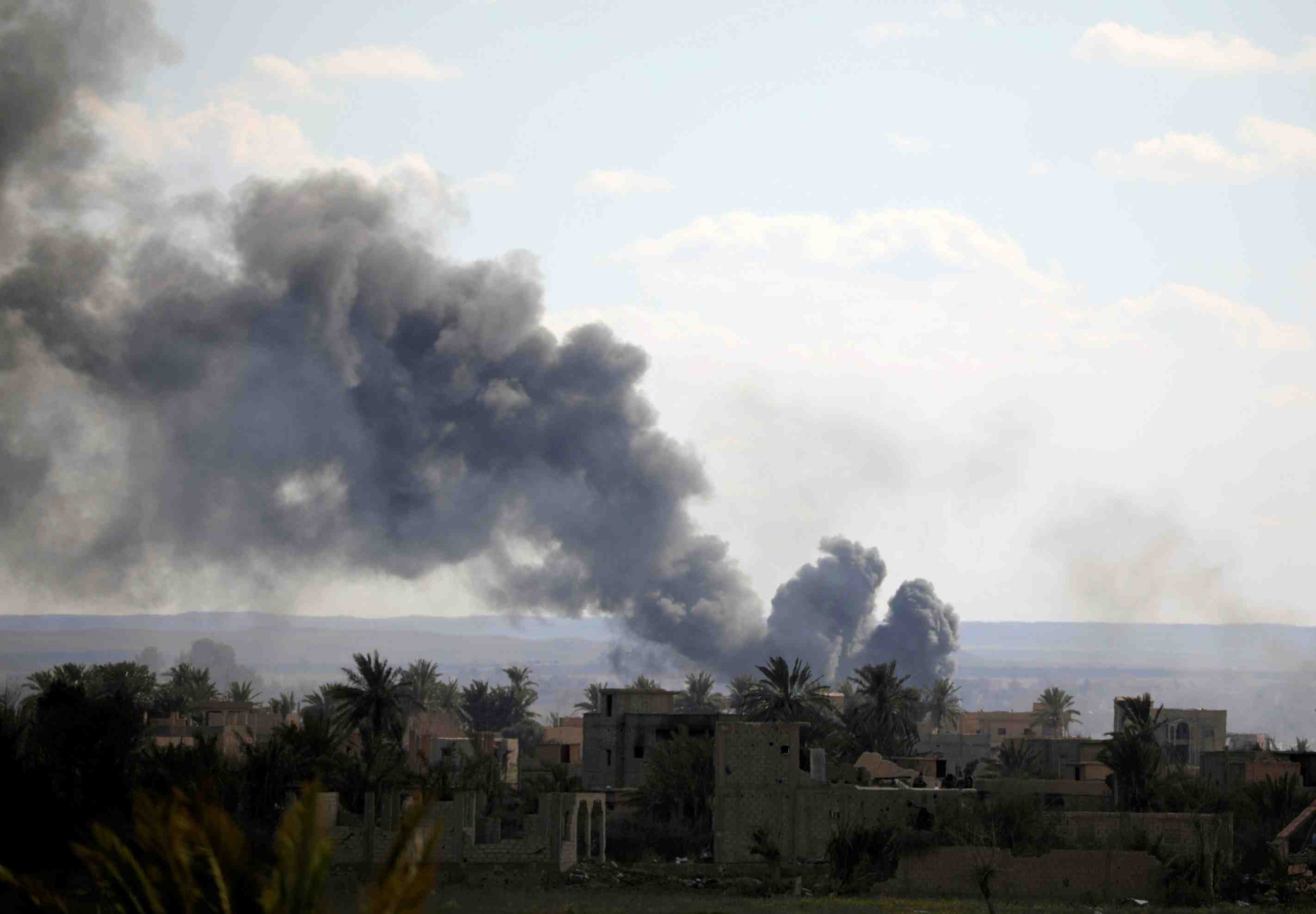 Baghouz: des centaines de djihadistes se sont rendus aux fds