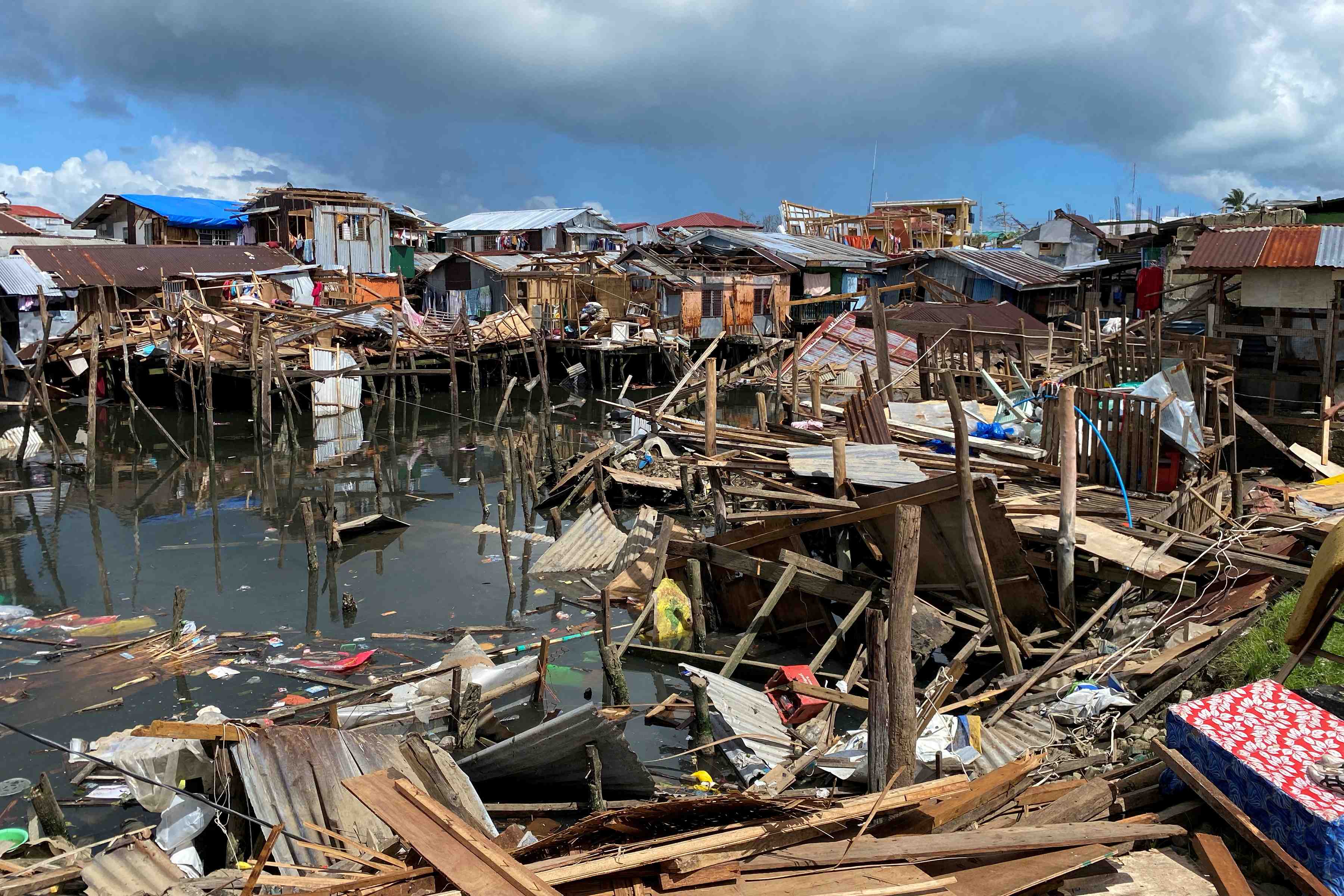 Philippines: le bilan du typhon rai depasse les 400 morts