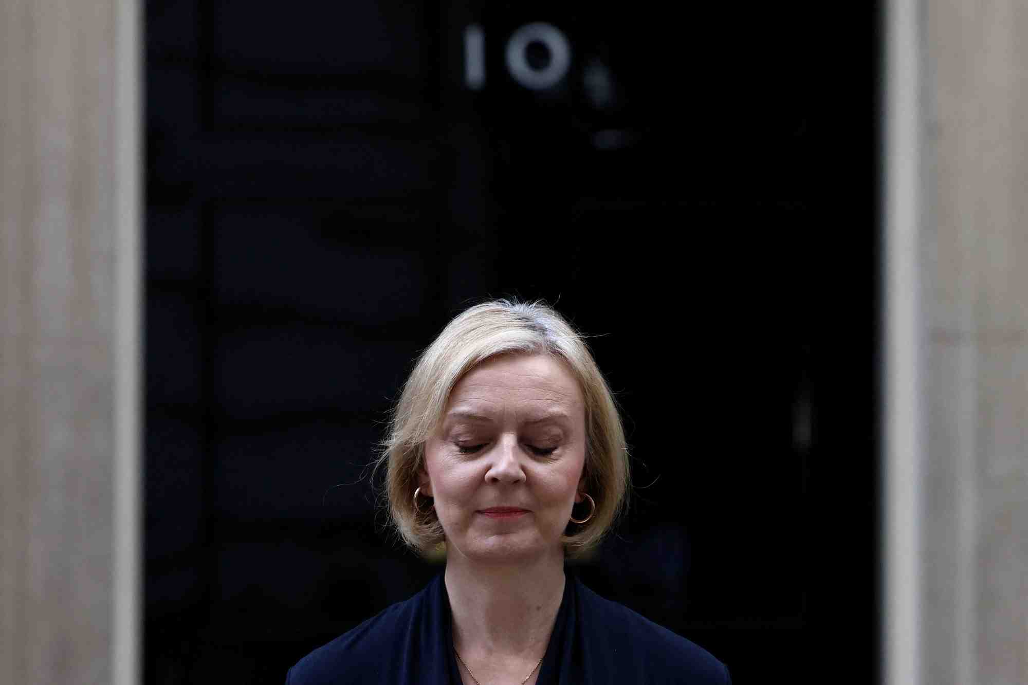La premiere ministre britannique elizabeth truss annonce sa demission devant le 10 downing street, londres