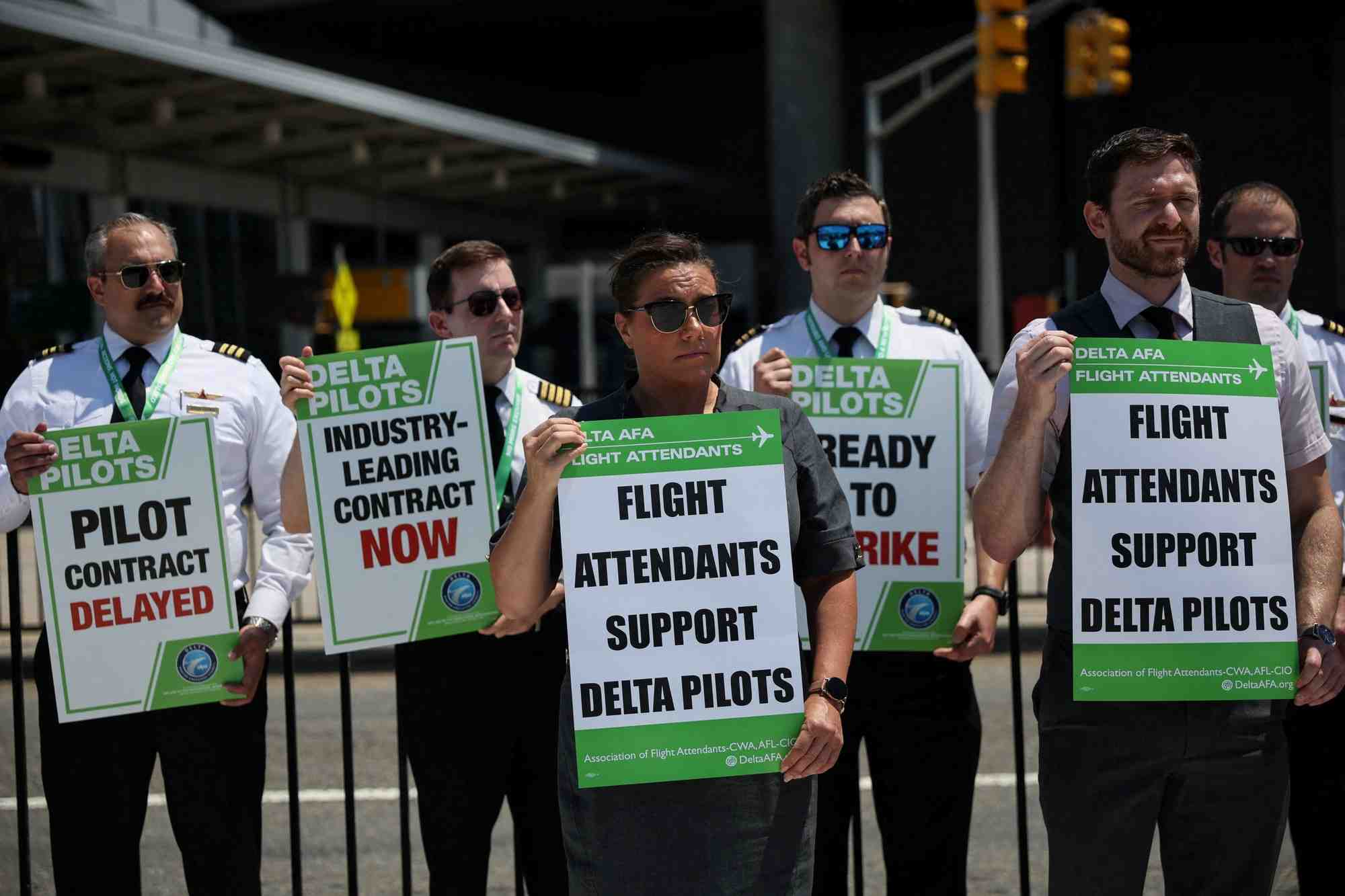 Des pilotes de delta air lines manifestent devant le terminal 4 de l'aeroport international jfk