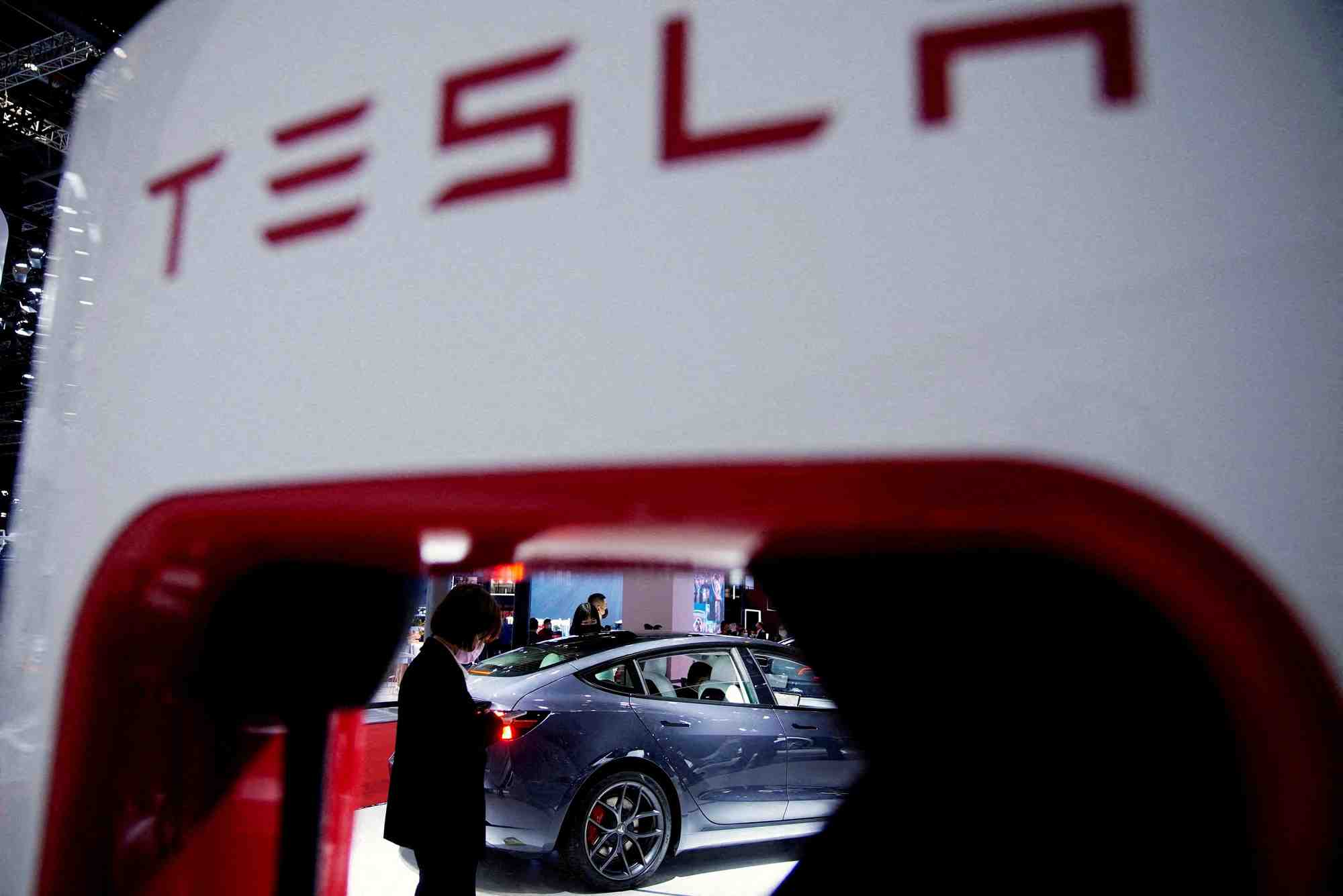 Photo d'archives d'un vehicule electrique tesla lors du salon auto shanghai a shanghai