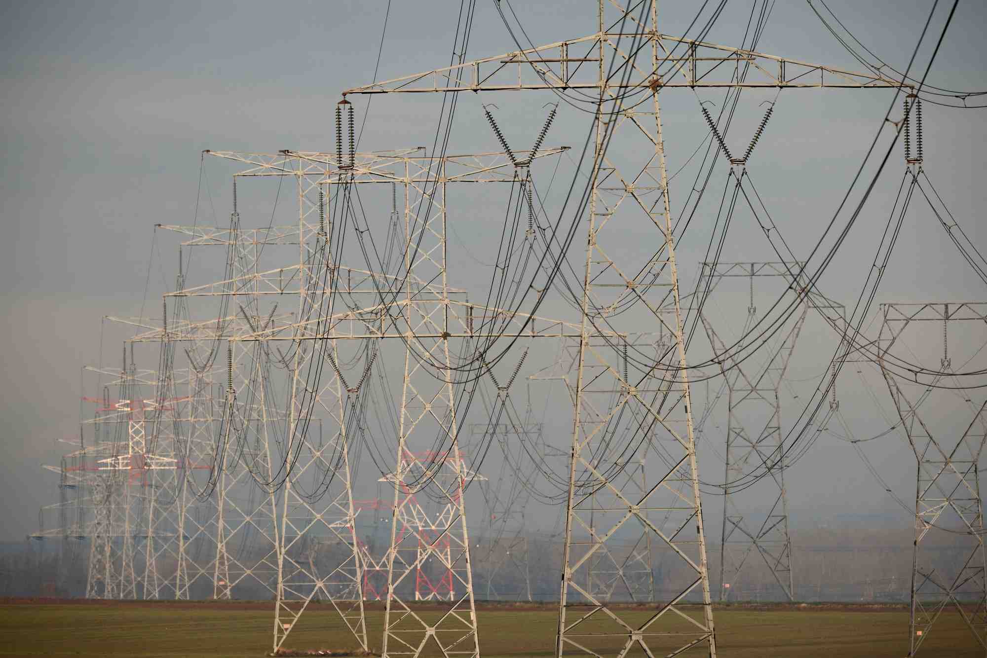Photo des lignes electriques a haute tension visibles a avesnes-le-sec, pres de cambrai