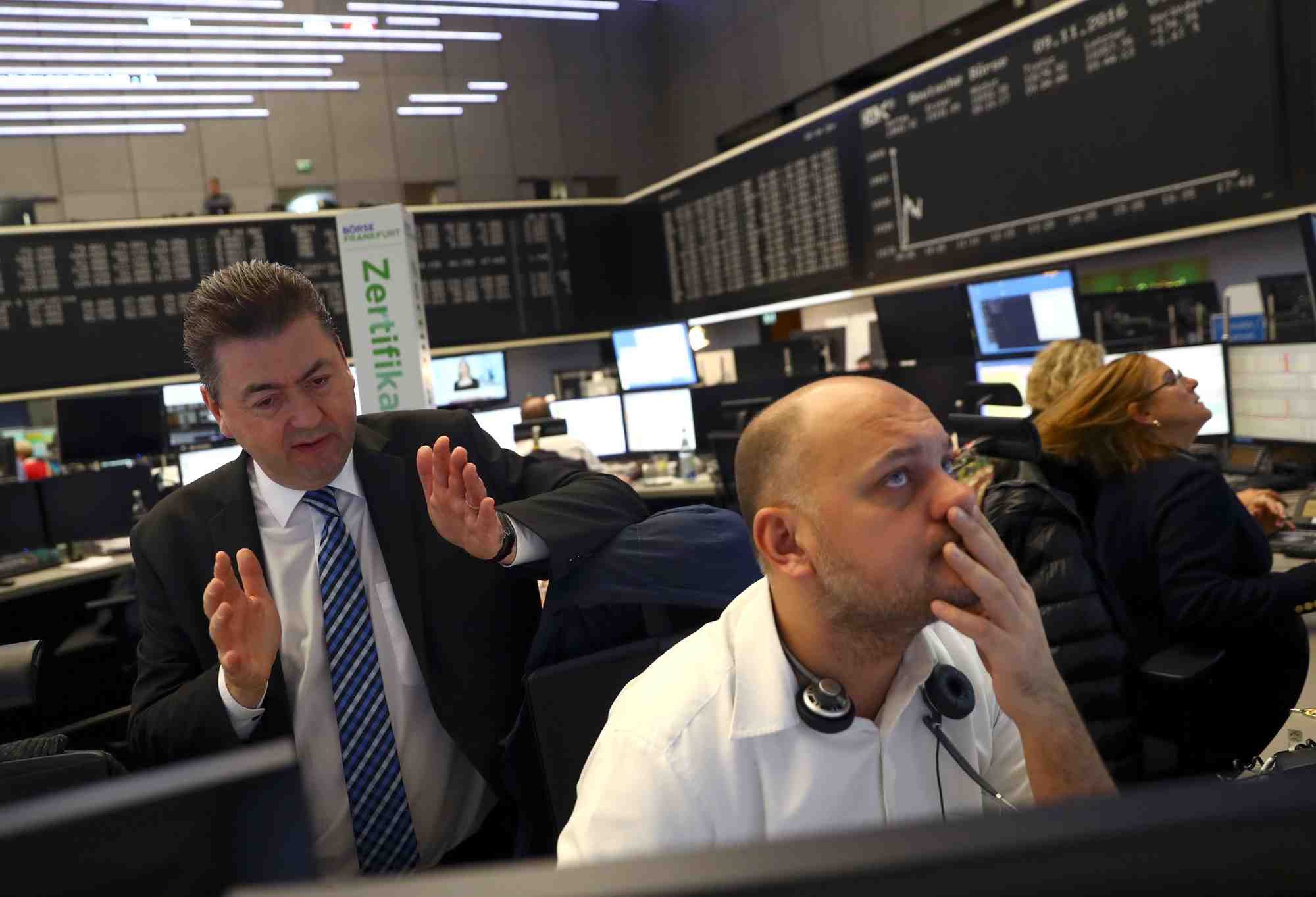 Des traders travaillent a la bourse de francfort