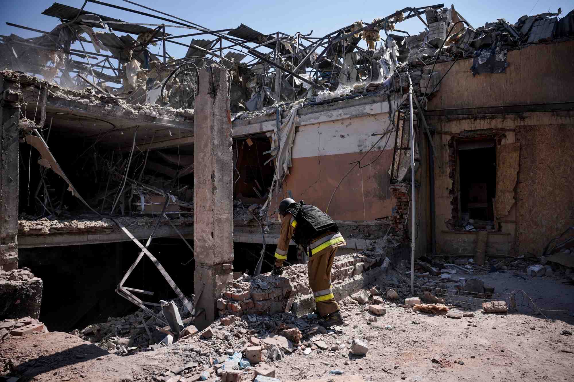 Un membre du personnel d'urgence ukrainien travaille parmi les decombres d'un hotel detruit a kramatorsk, en ukraine