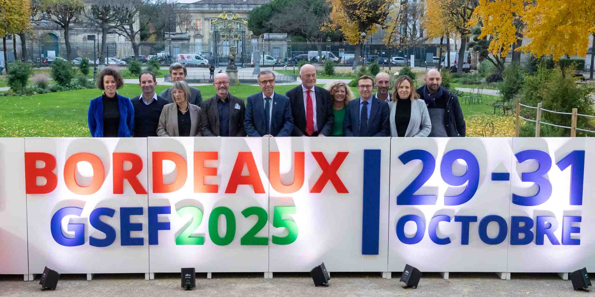 Pierre Hurmic (Bordeaux), Jean-Luc Gleyze (Gironde) et Alain Rousset (Nouvelle-Aquitaine) entourés d'élus locaux en charge de l'ESS et de l'équipe d'organisation du Forum mondial de l'ESS, ce mardi 3 décembre 2024, dans les jardins de la mairie de Bordeaux.