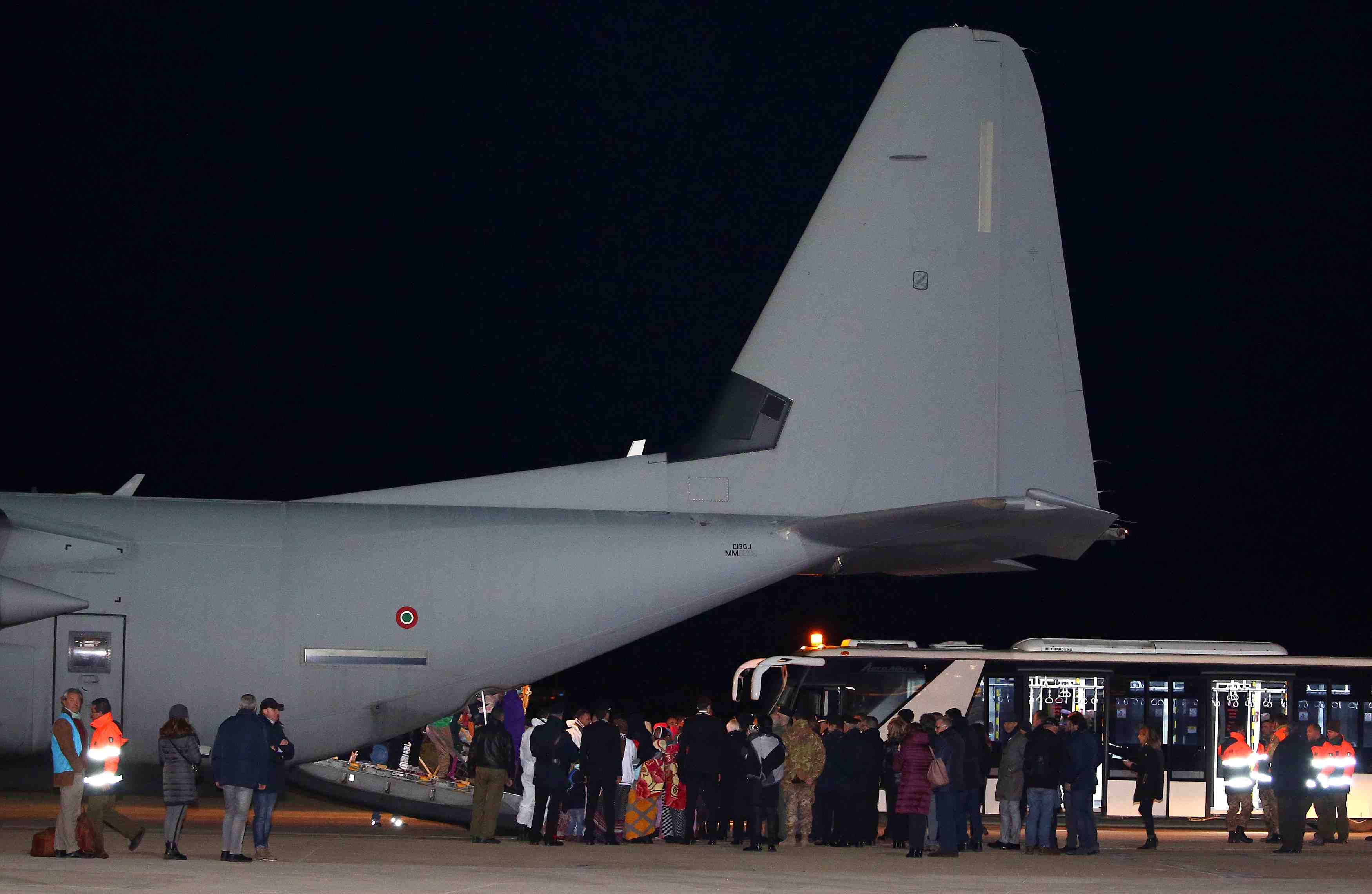 Premiers transferts de refugies de libye vers l'italie