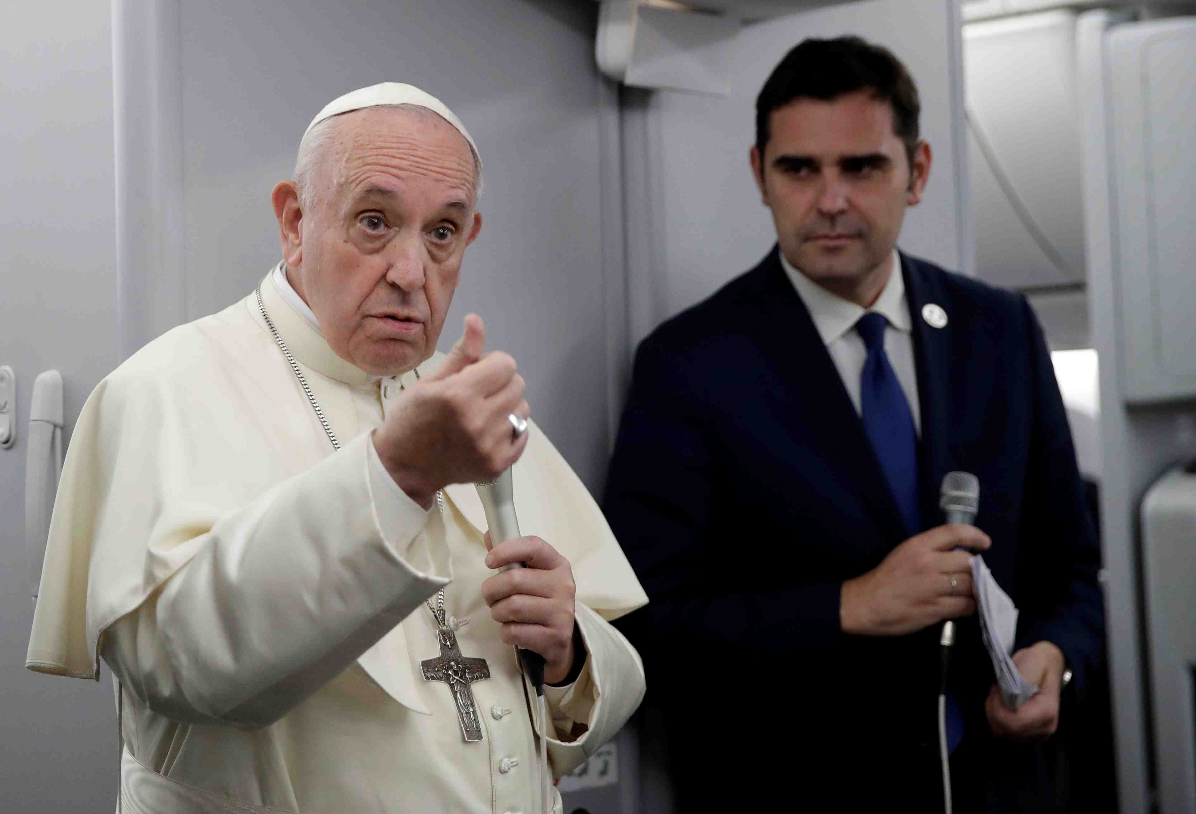 Le pape francois exclut de revenir sur le celibat des pretres