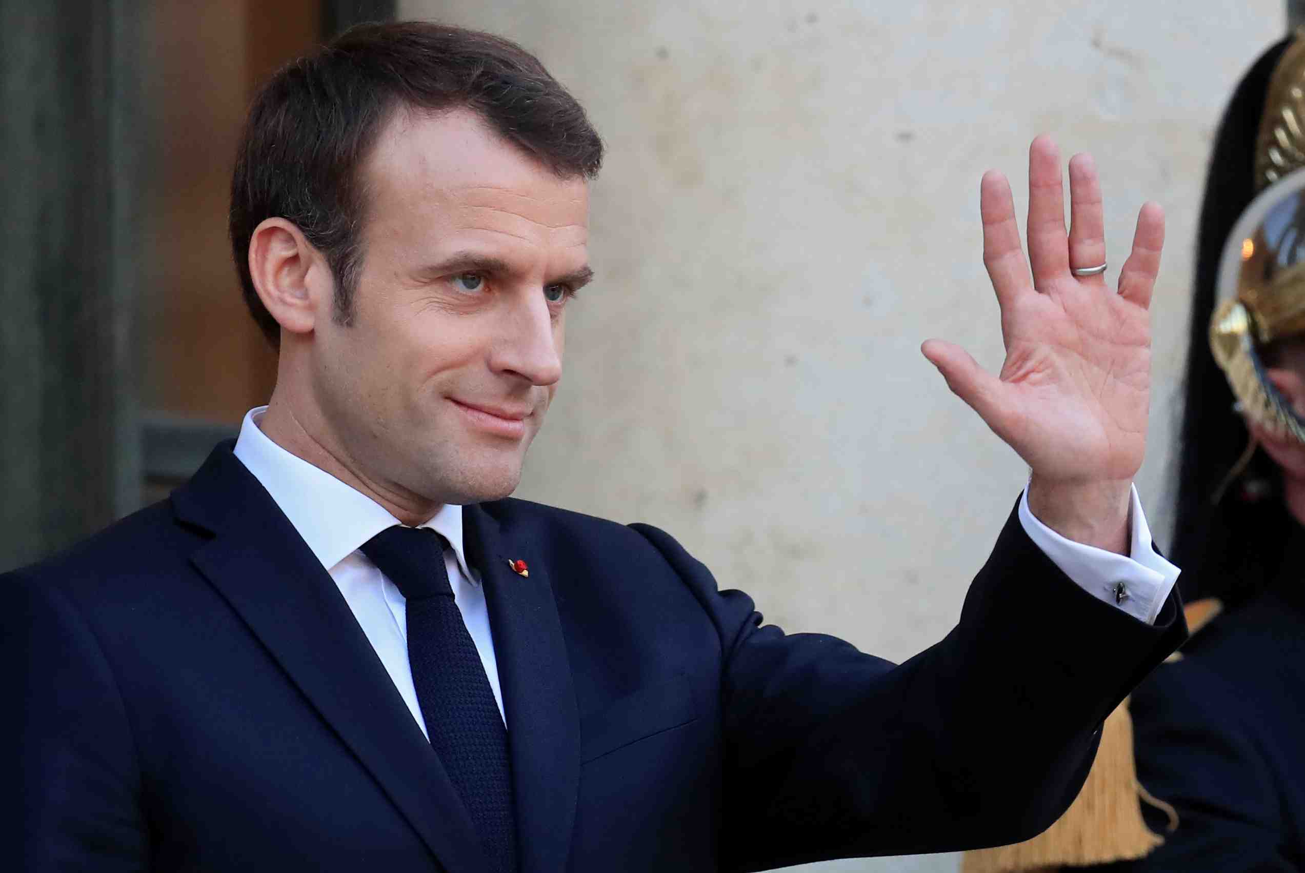 Macron poursuit sa lente remontee dans l'opinion