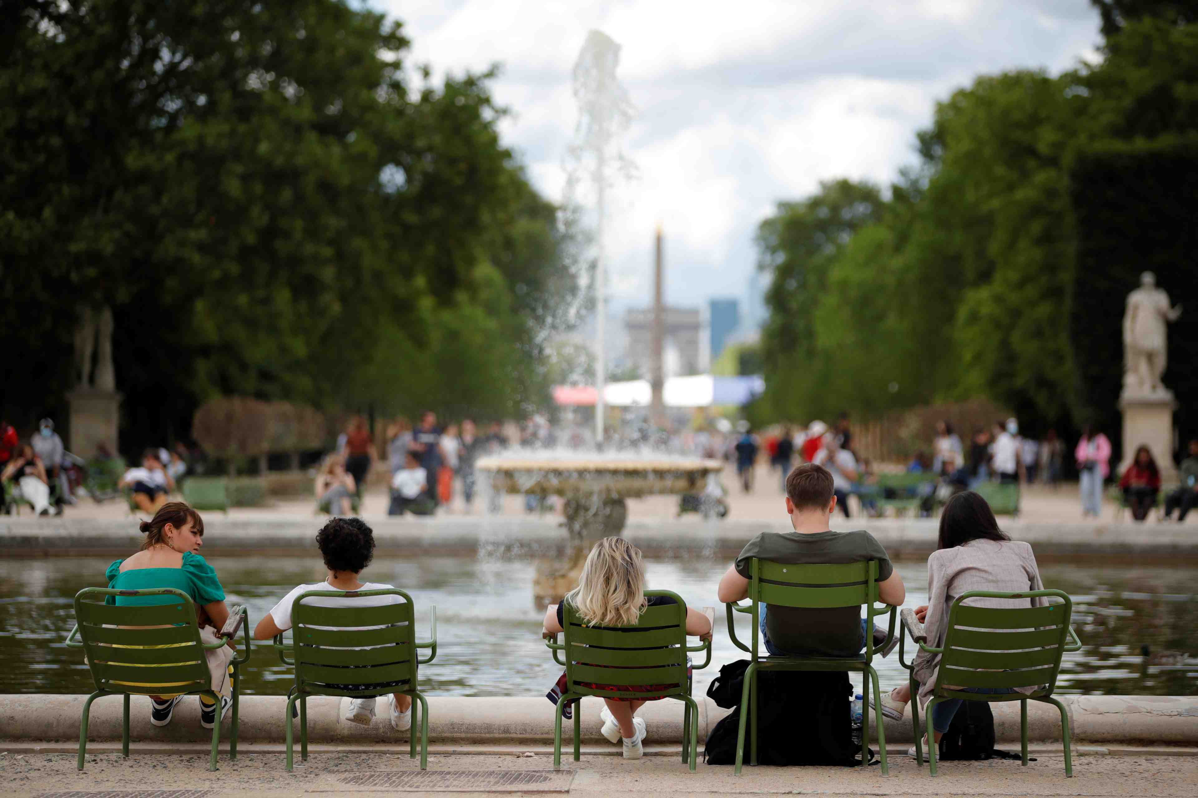 France: l'economie devrait rebondir de 6% en 2021, portee par la consommation, estime l'insee