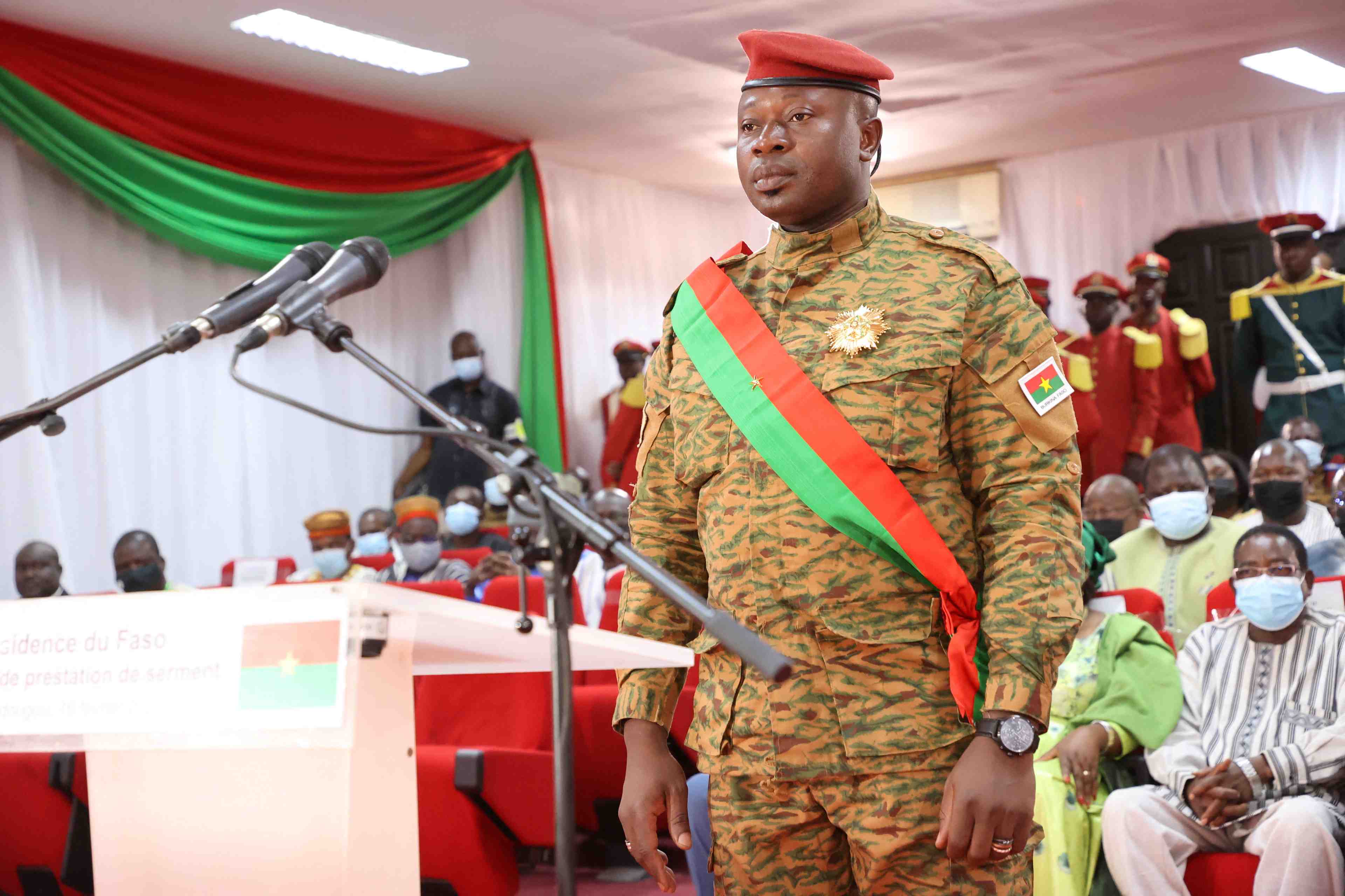 Burkina faso: le chef des putschistes a prete serment comme president