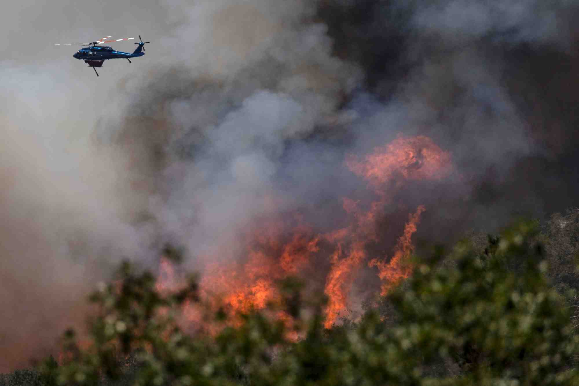 Etats-unis: des milliers d'evacues en californie face a un feu de foret geant