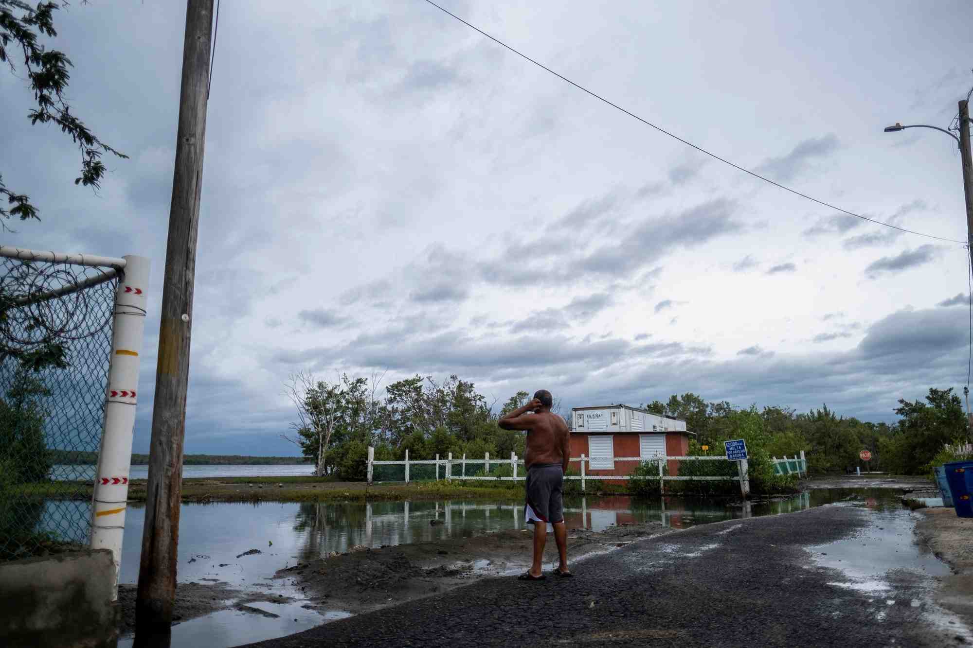 Les gens se preparent a l'arrivee de l'ouragan fiona a porto rico