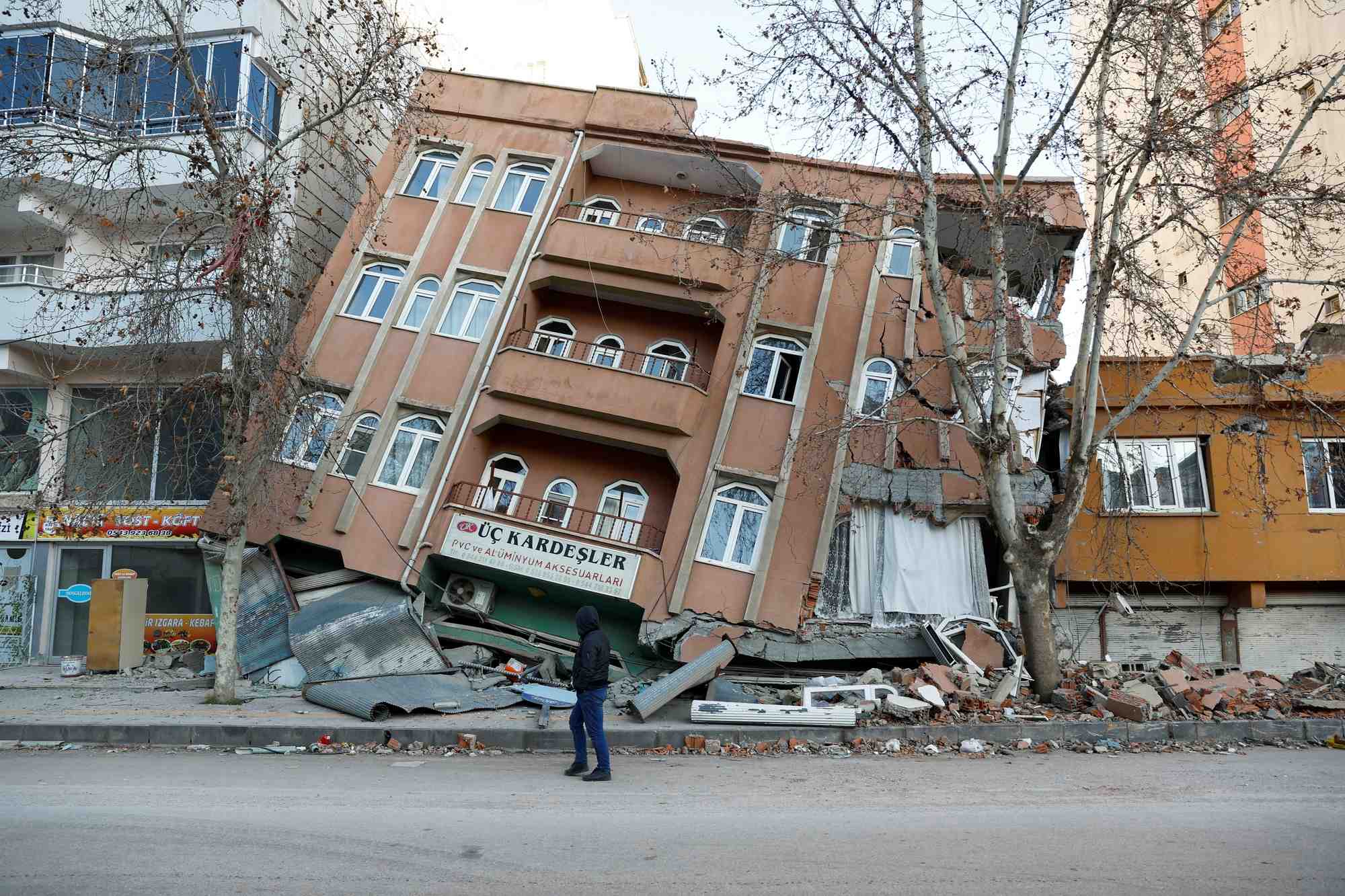 Un batiment partiellement effondre, a la suite du tremblement de terre meurtrier, a pazarcik, turquie