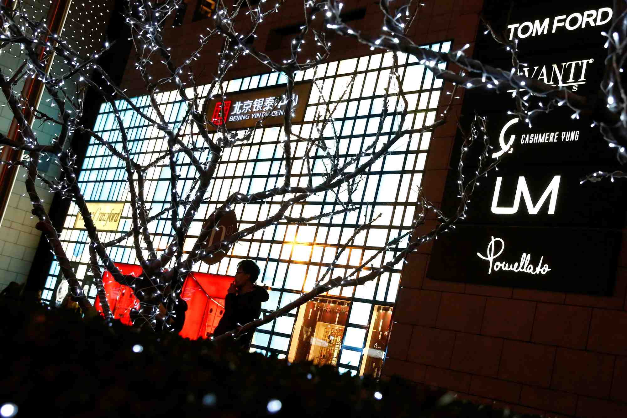 Un centre commercial de pekin ou se trouvent des boutiques de luxe