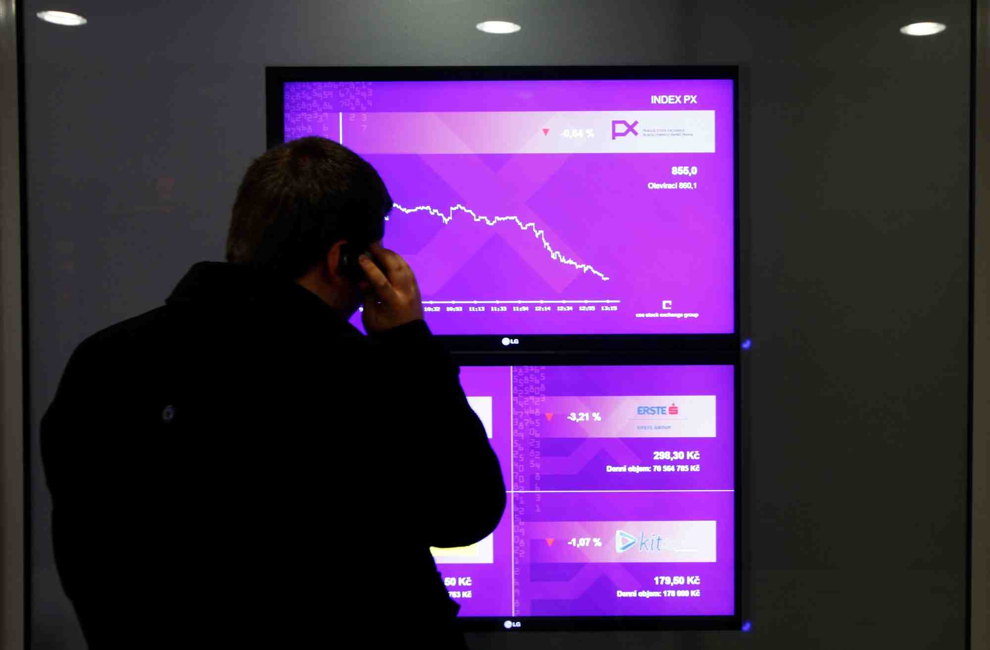 Un homme regarde l'ecran de l'indice a la bourse de prague, a prague