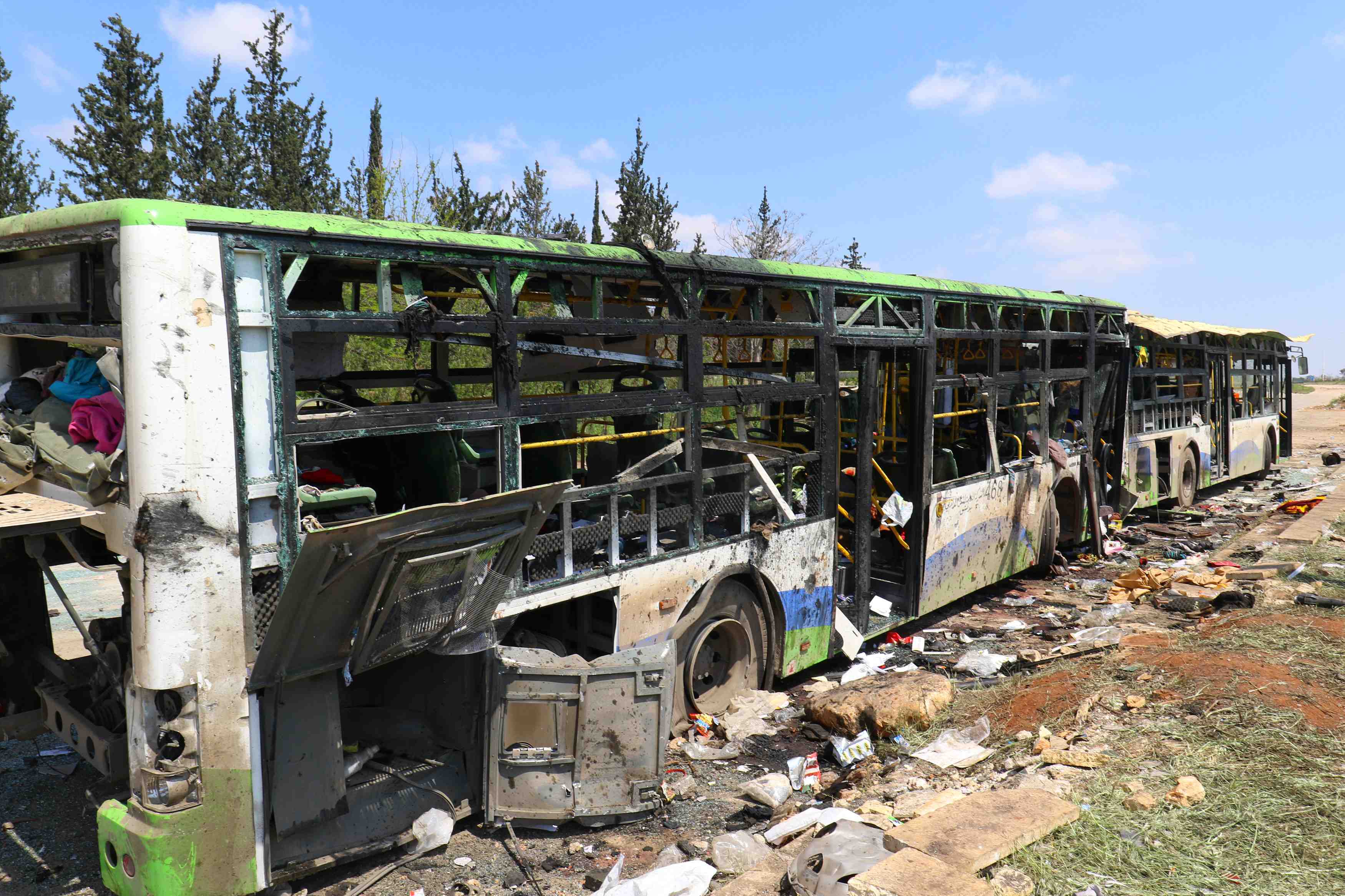 L'attentat contre des cars pres d'alep a fait 126 morts