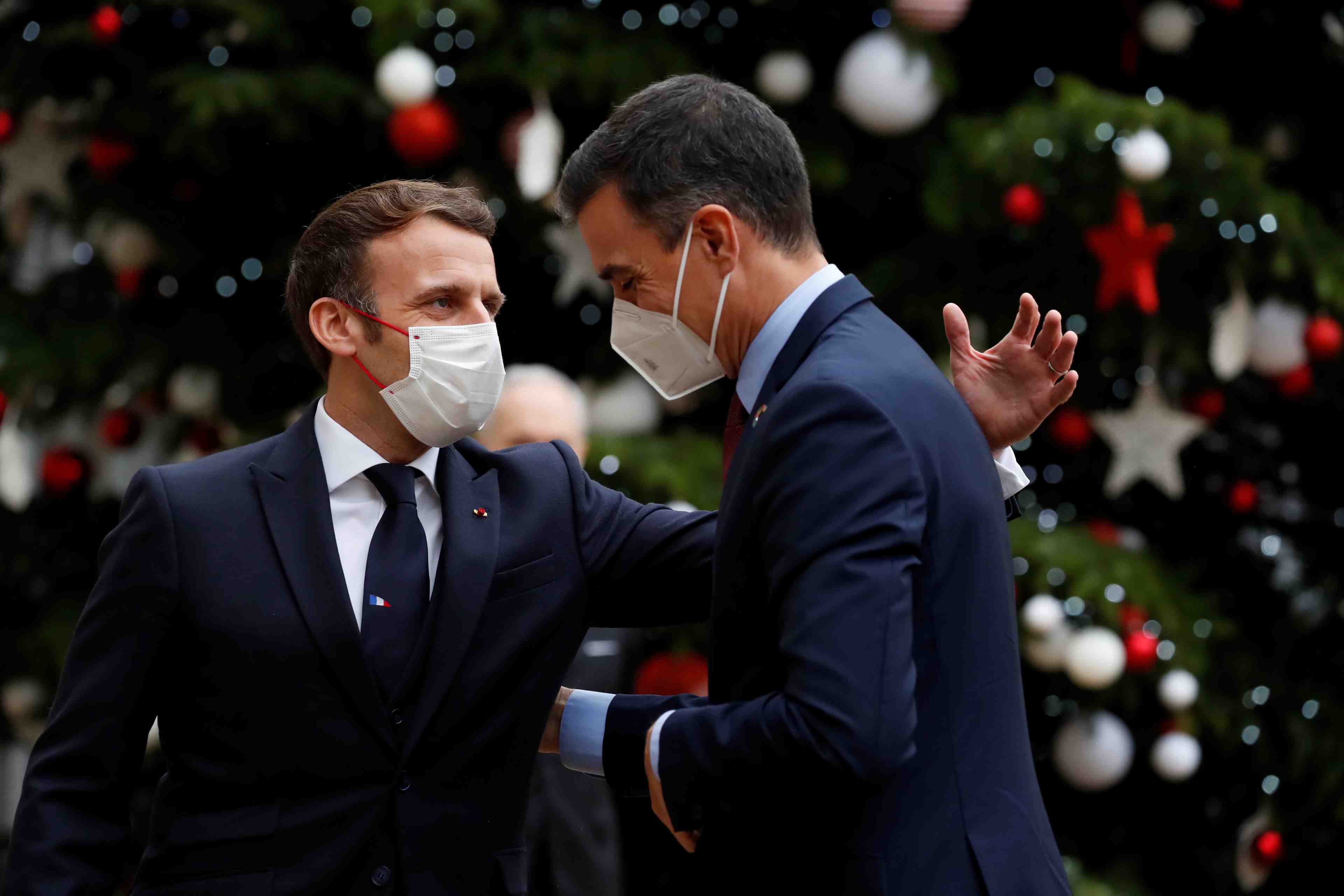 Le chef du gouvernement espagnol a l'isolement apres avoir rencontre macron a paris