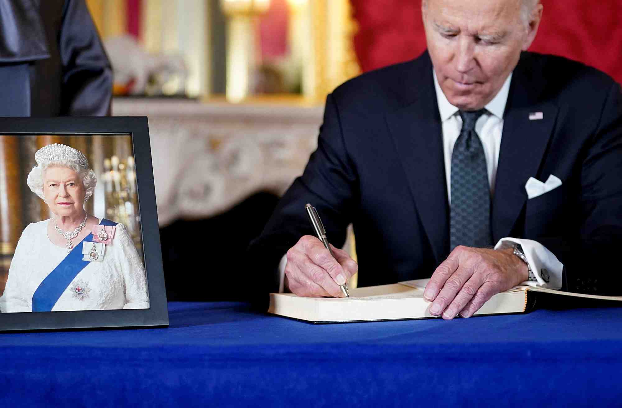Le president americain joe biden signe un livre de condoleances pour la reine elizabeth suite a son deces, a londres, en grande-bretagne