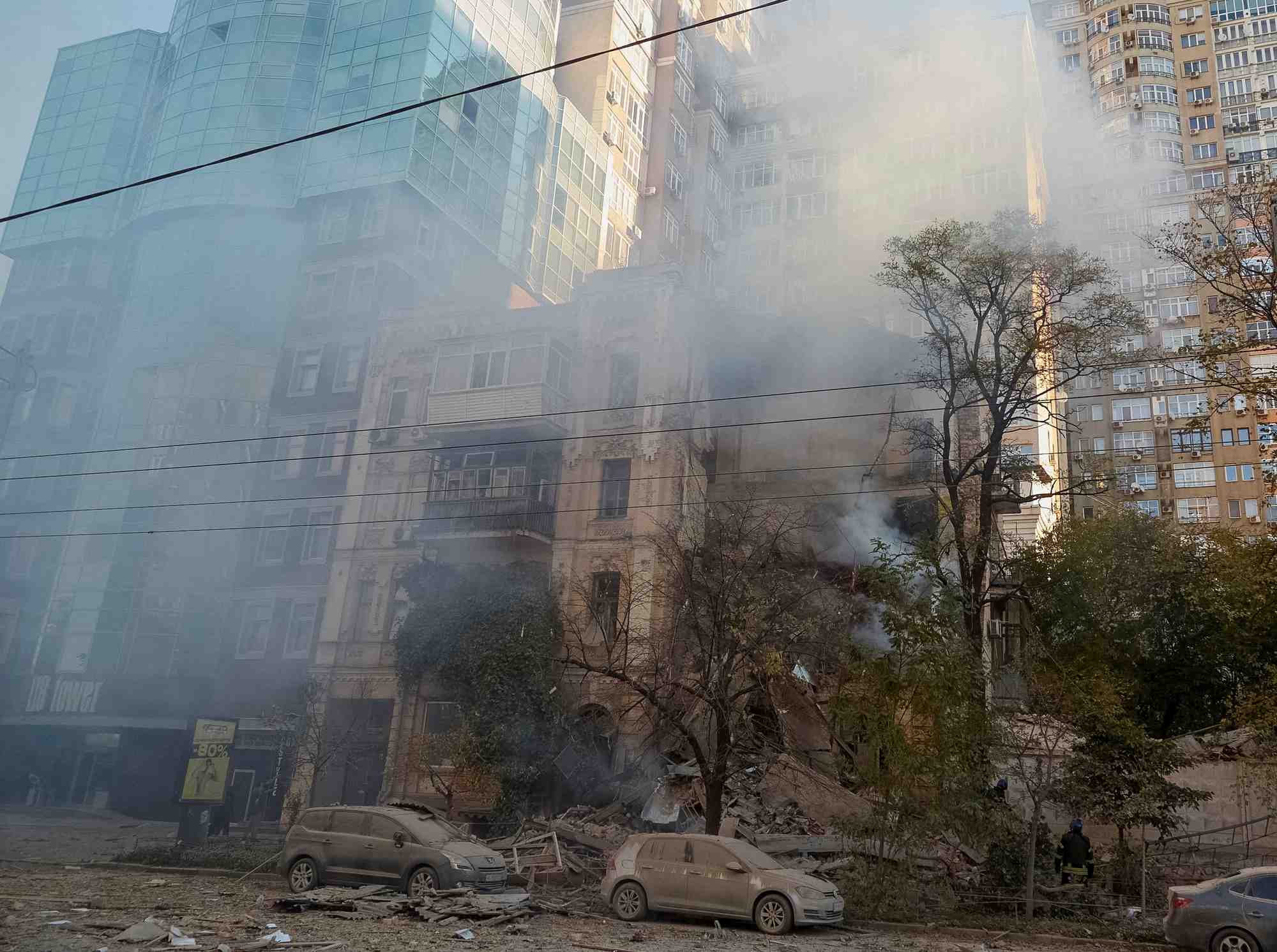 Un immeuble residentiel detruit par une frappe de drone russe a kyiv, en ukraine