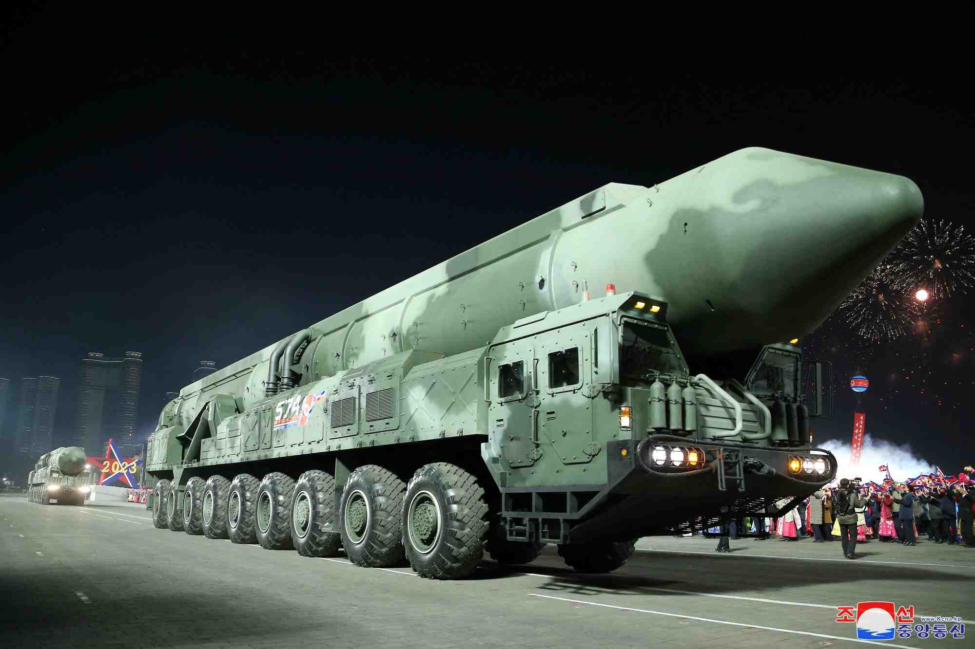 Des missiles sont exposes lors d'un defile militaire a pyongyang, en coree du nord