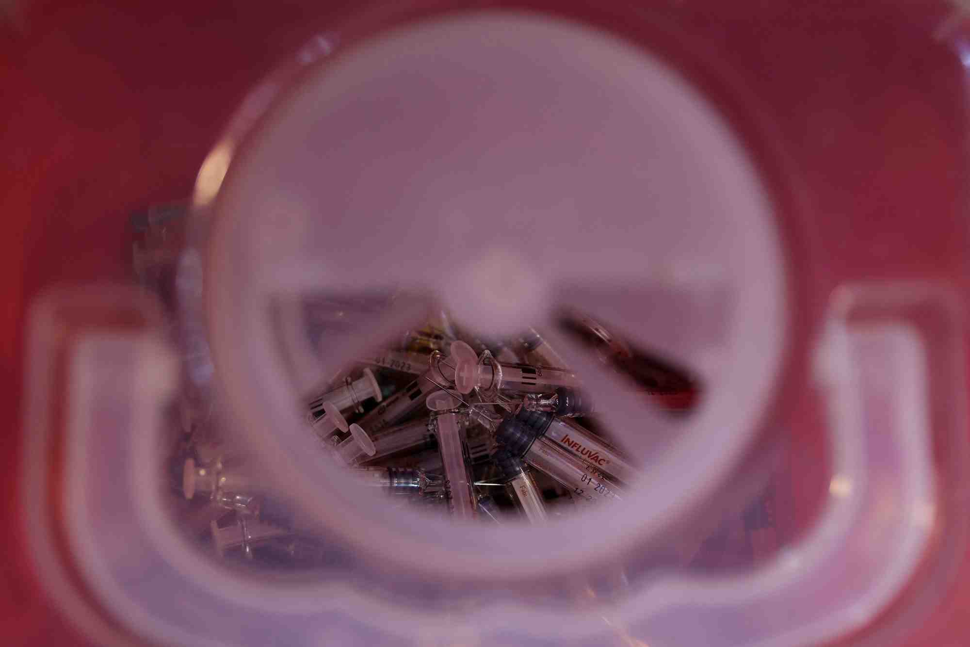 Des seringues jetables dans une poubelle
