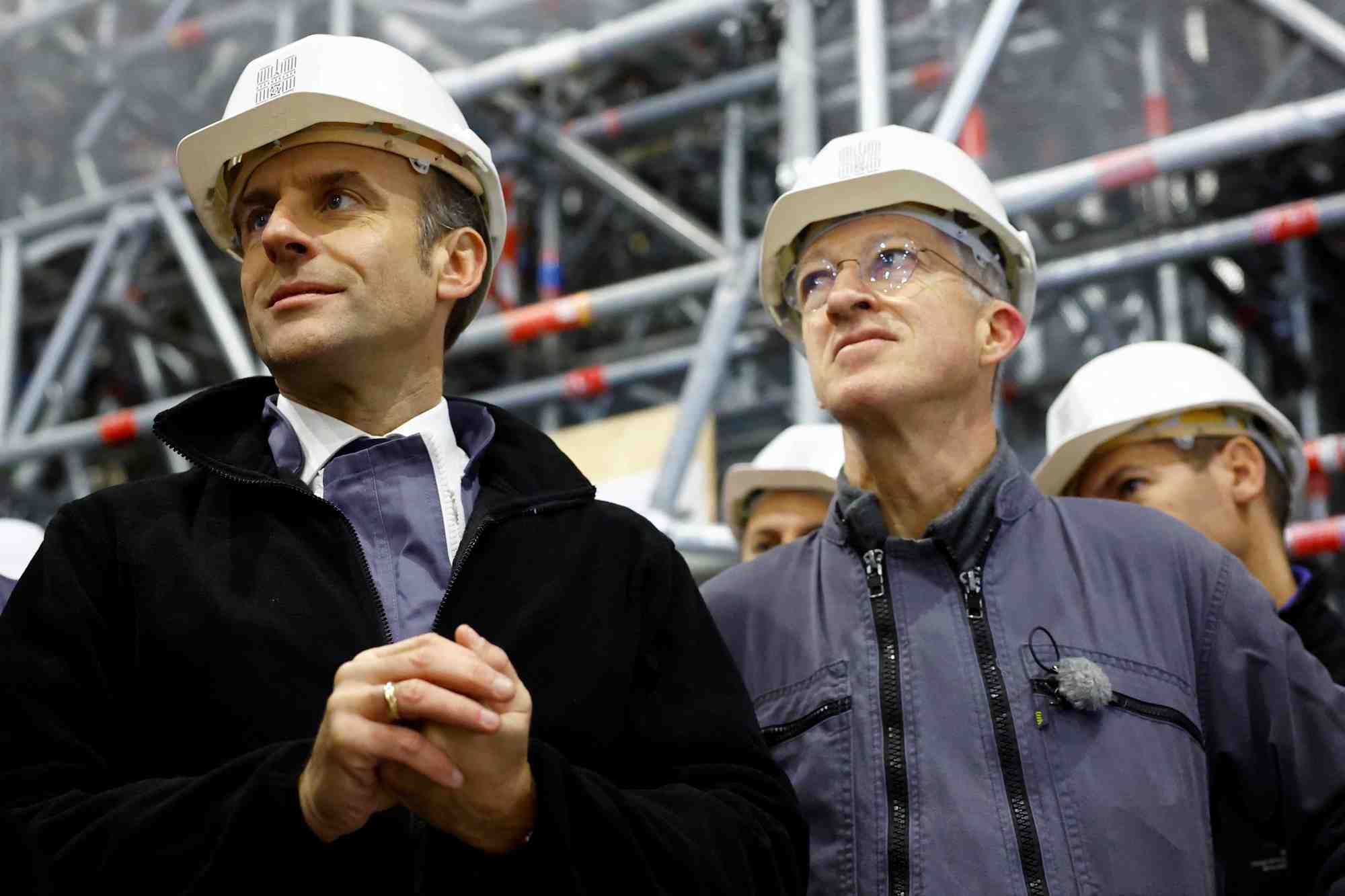 Le president francais macron visite la cathedrale notre-dame de paris un an avant sa reouverture