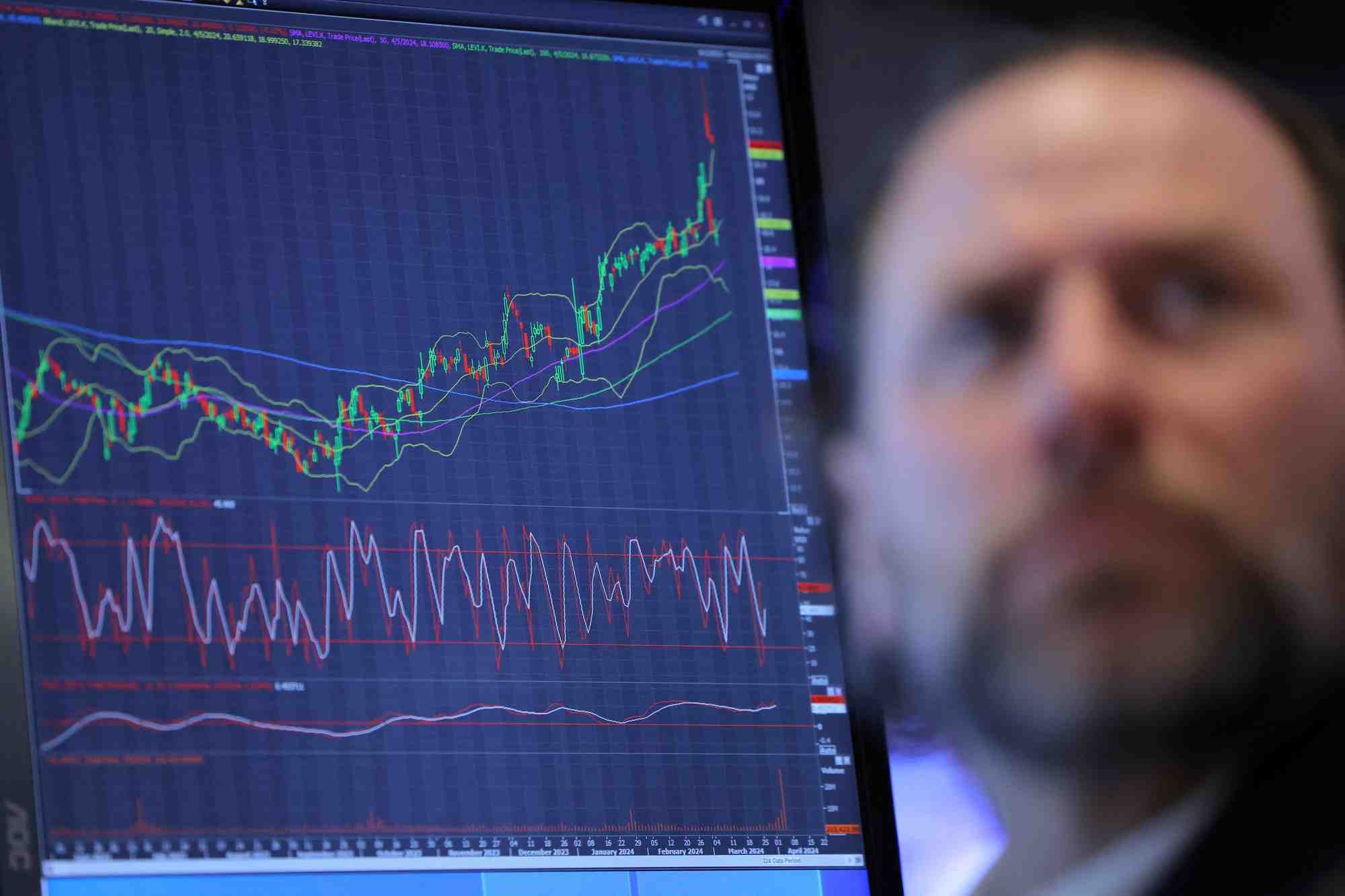 Un trader travaille a la bourse de new york