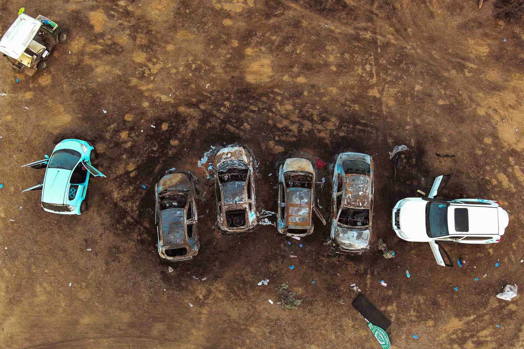 Une vue aerienne montre les voitures brulees apres l'attaque contre le festival nova, dans le sud d'israel