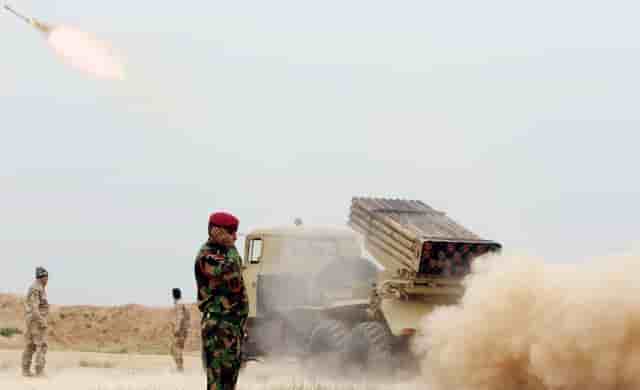 Des soldats irakiens attaquant des positions de l'ei au sud de mossoul.