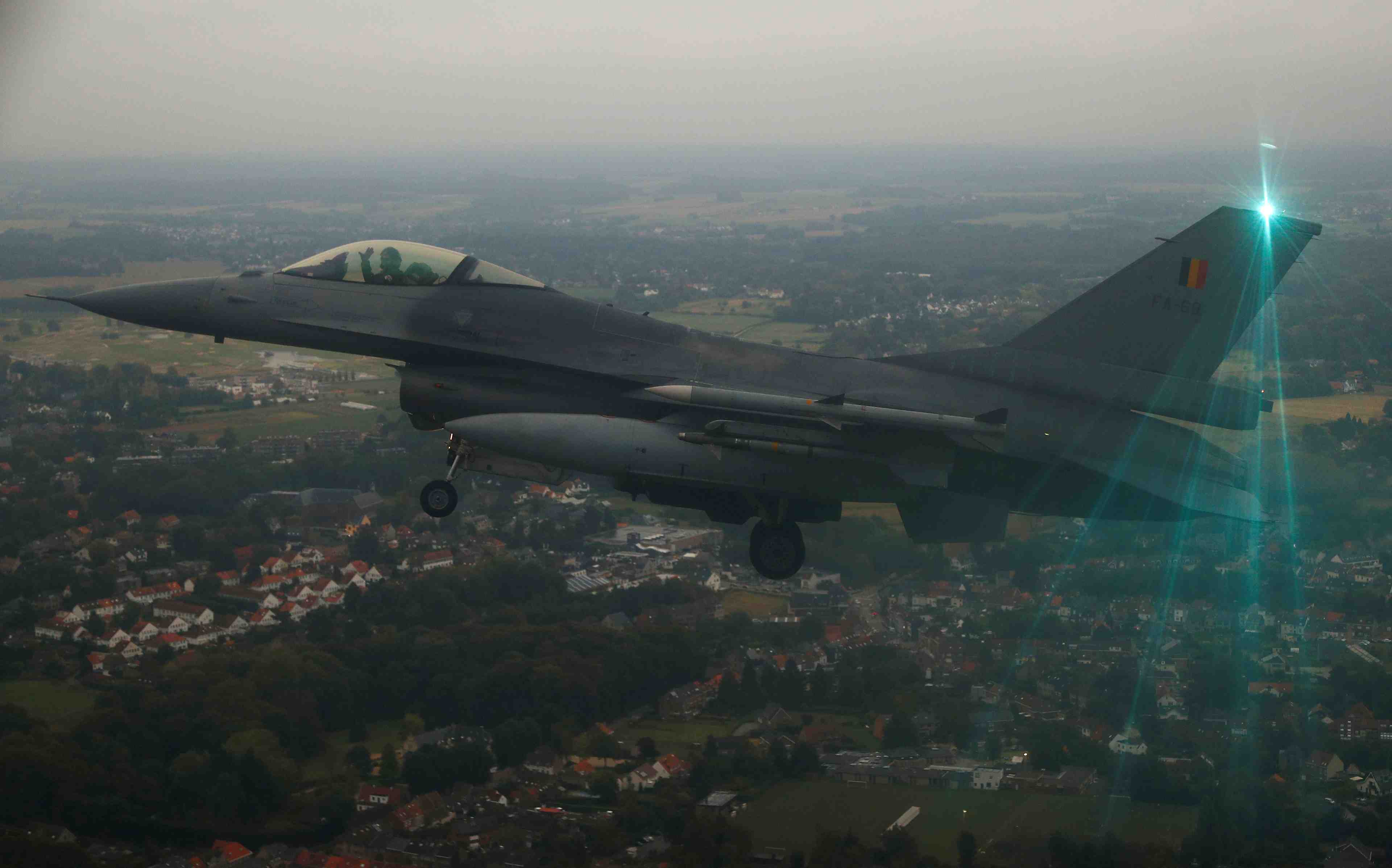 Un f-16 accidentellement detruit au sol sur une base en belgique