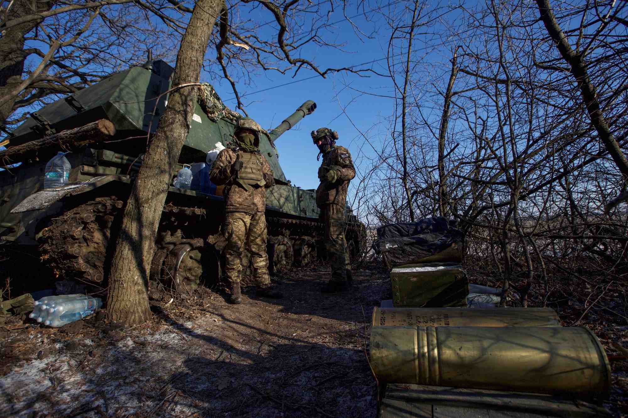 Des soldats ukrainiens a cote d'un canon automoteur 2s3 akatsiya dans la region de donetsk