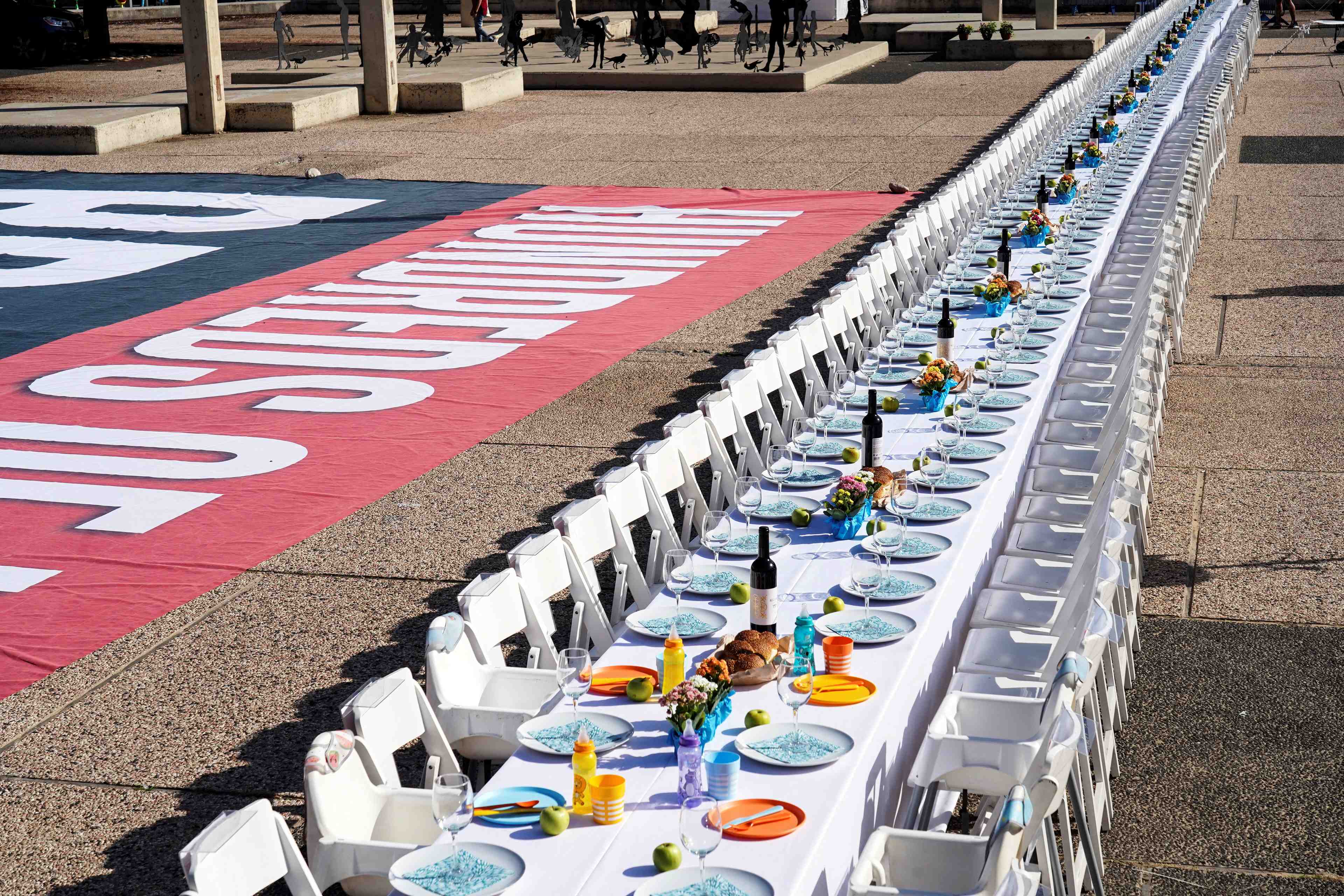 Photo d'archives d'une table a manger est dressee avec des chaises vides qui representent symboliquement des otages et des personnes disparues avec des familles qui attendent leur retour a la maison, a la suite d'une infiltration meurtriere par des hommes armes du hamas depuis la bande de gaza
