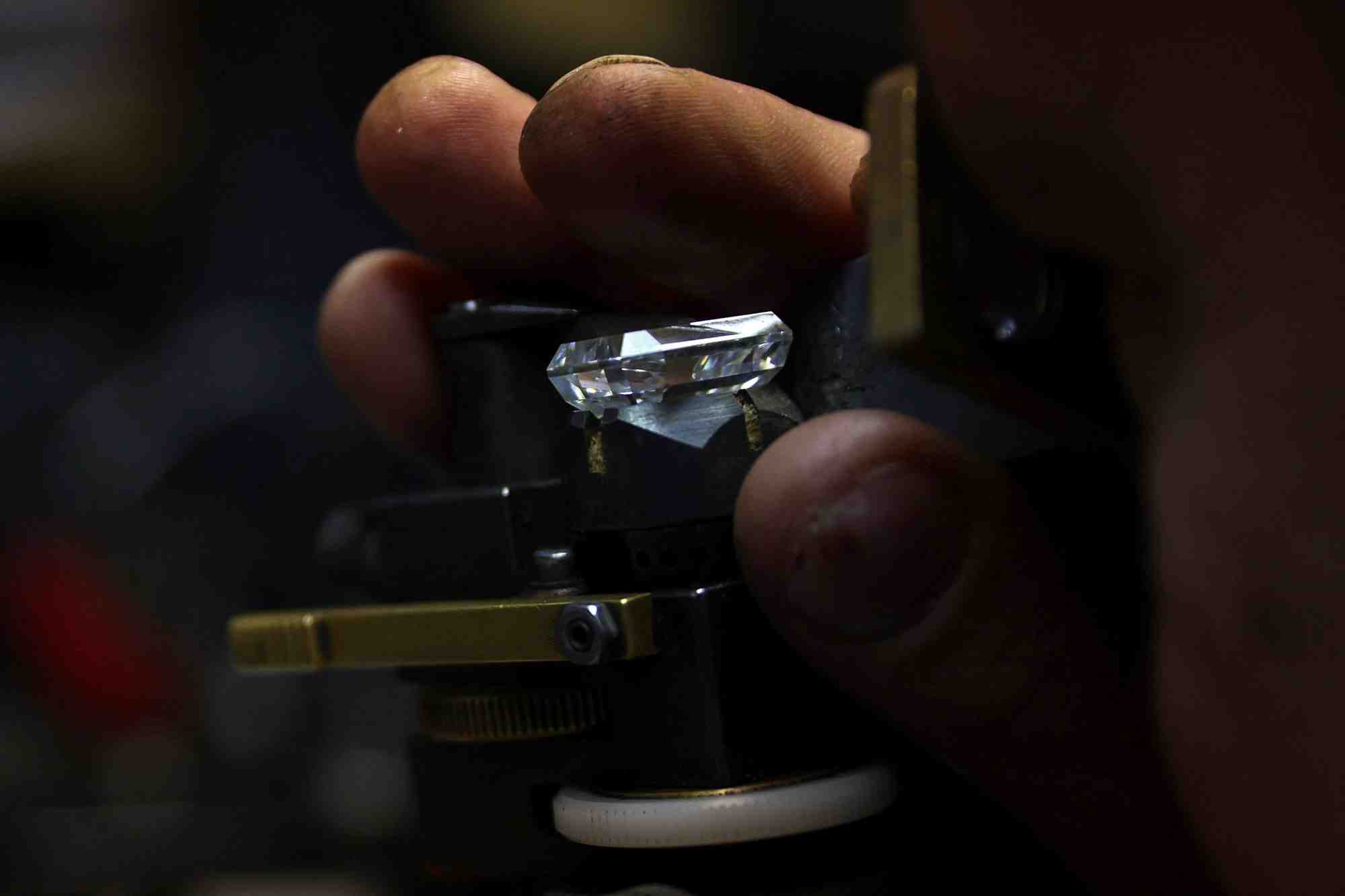 Un diamant examine a la loupe