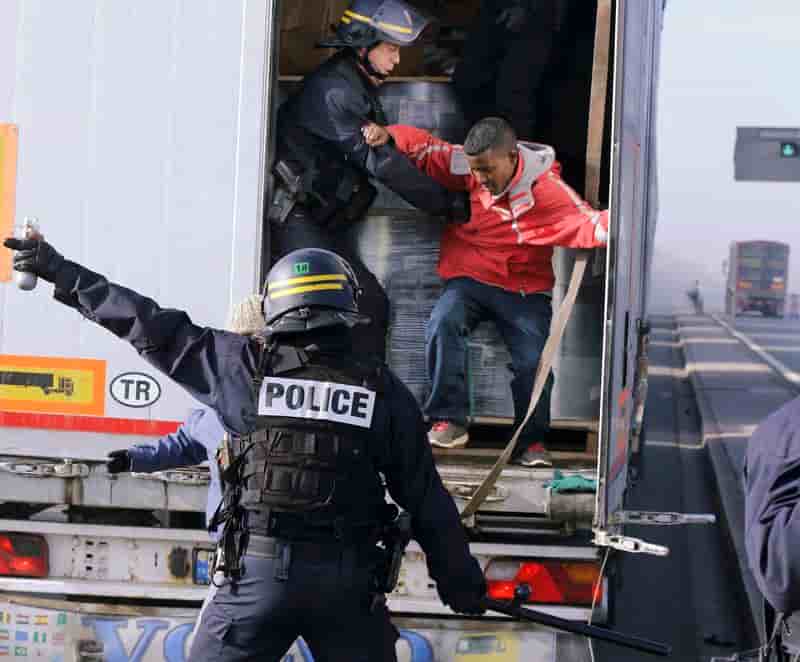 Une centaine de policiers envoyés en renfort à Calais