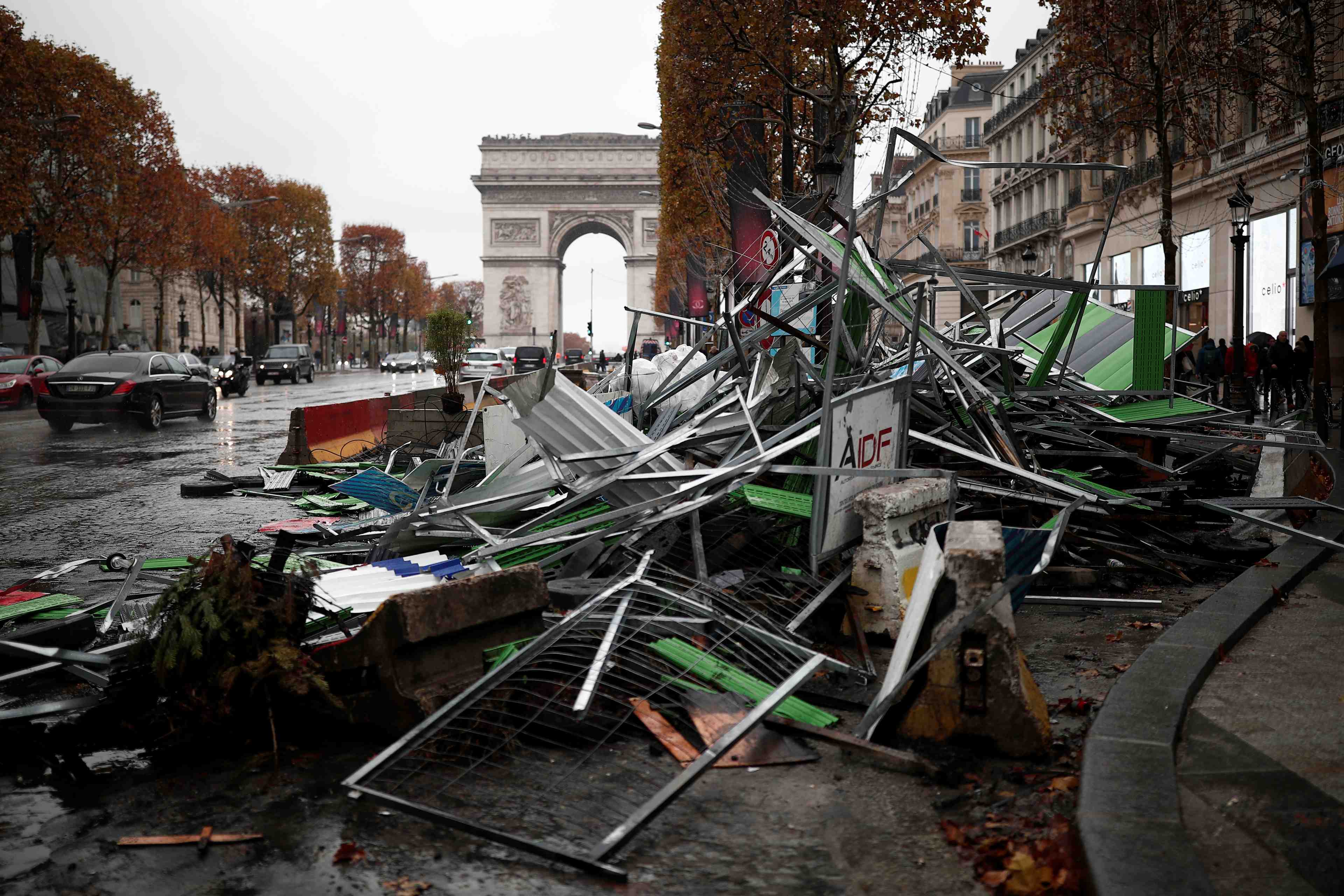 Gilets jaunes: macron deplore des "scenes de guerre"