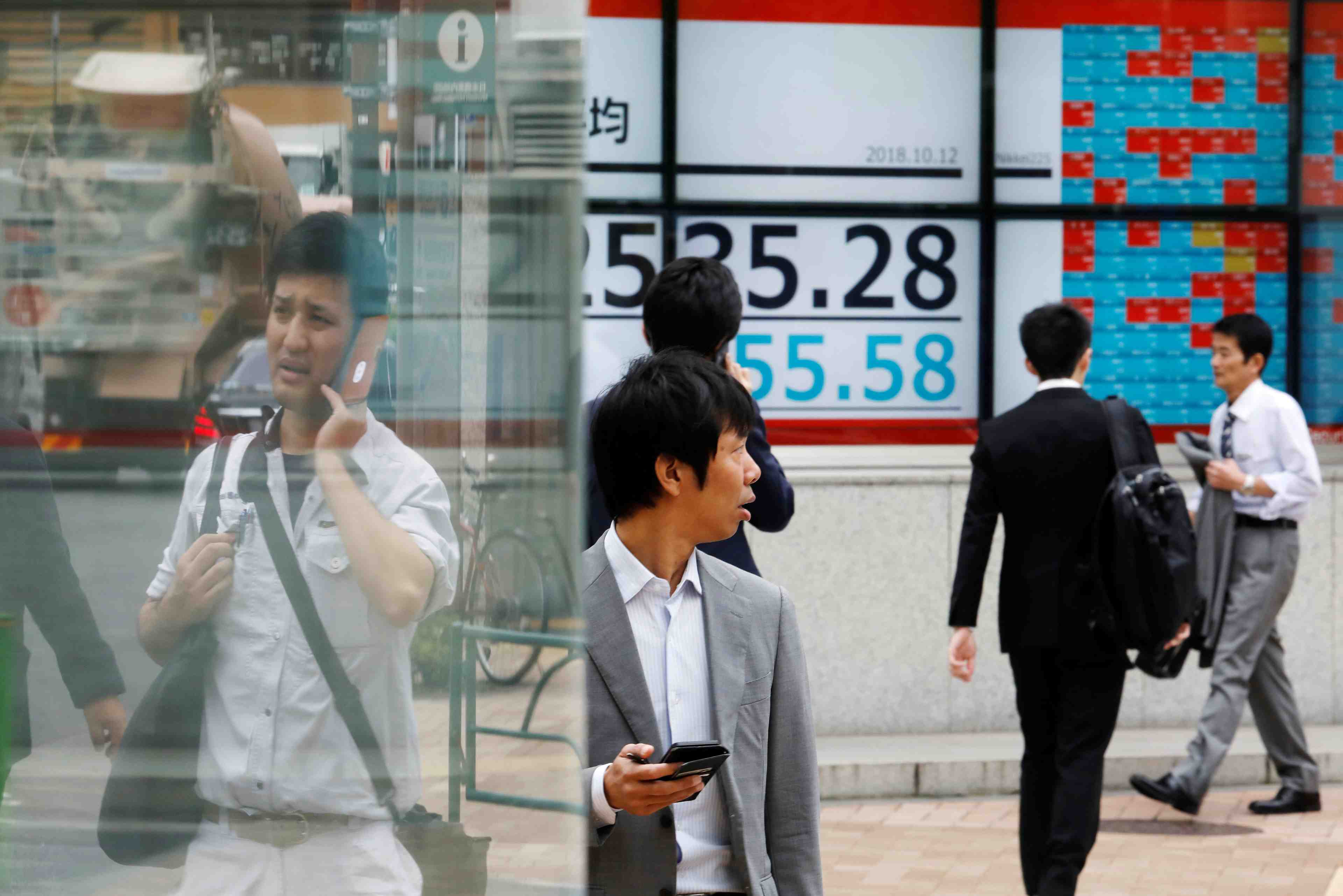 Tokyo termine en hausse