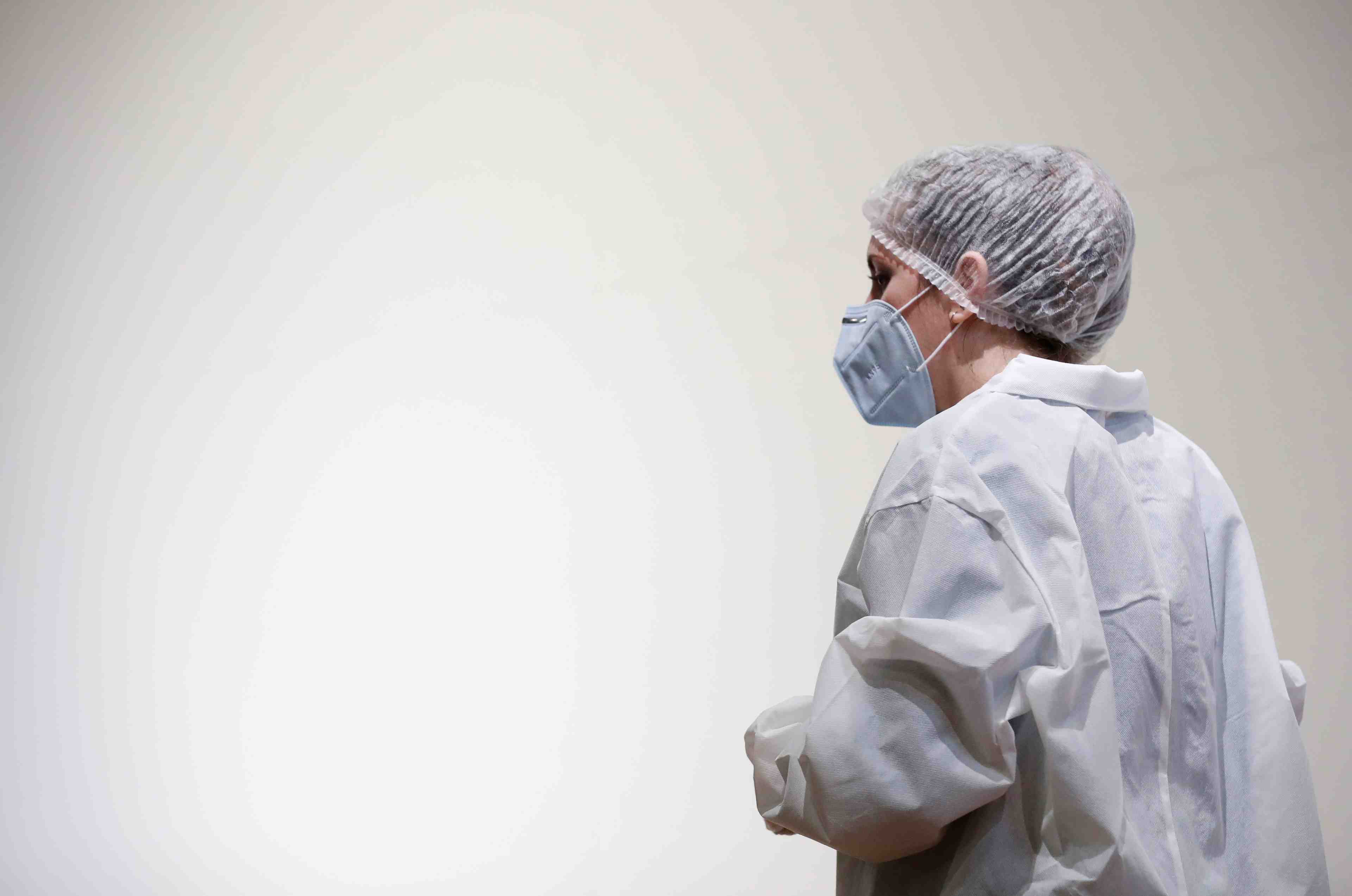 Coronavirus: baisse des hospitalisations en france, les contaminations restent stables