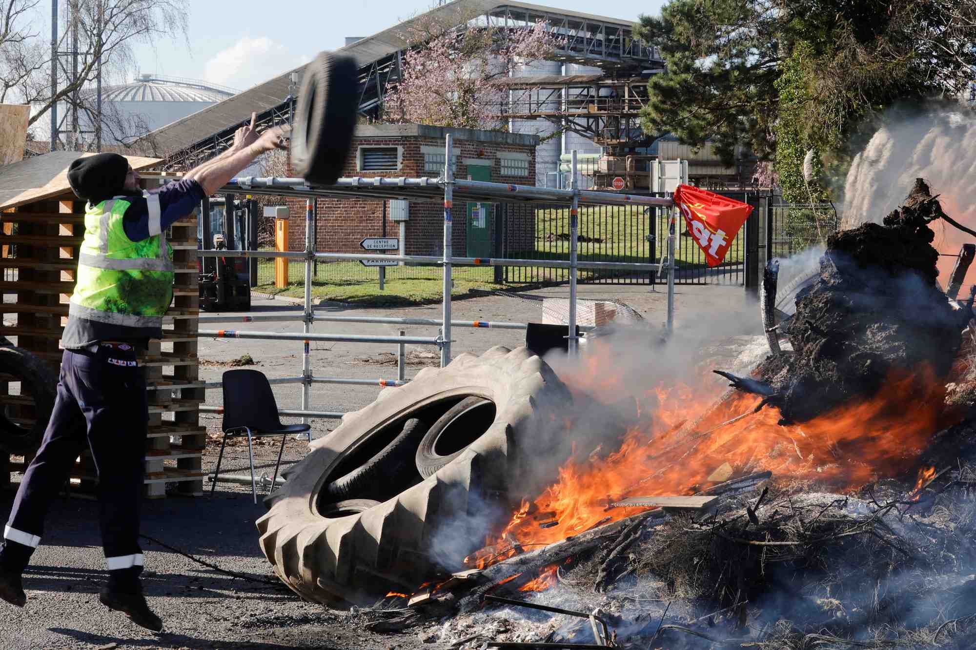 Des travailleurs manifestent contre la fermeture des activites sucrieres dans une usine a escaudoeuvres
